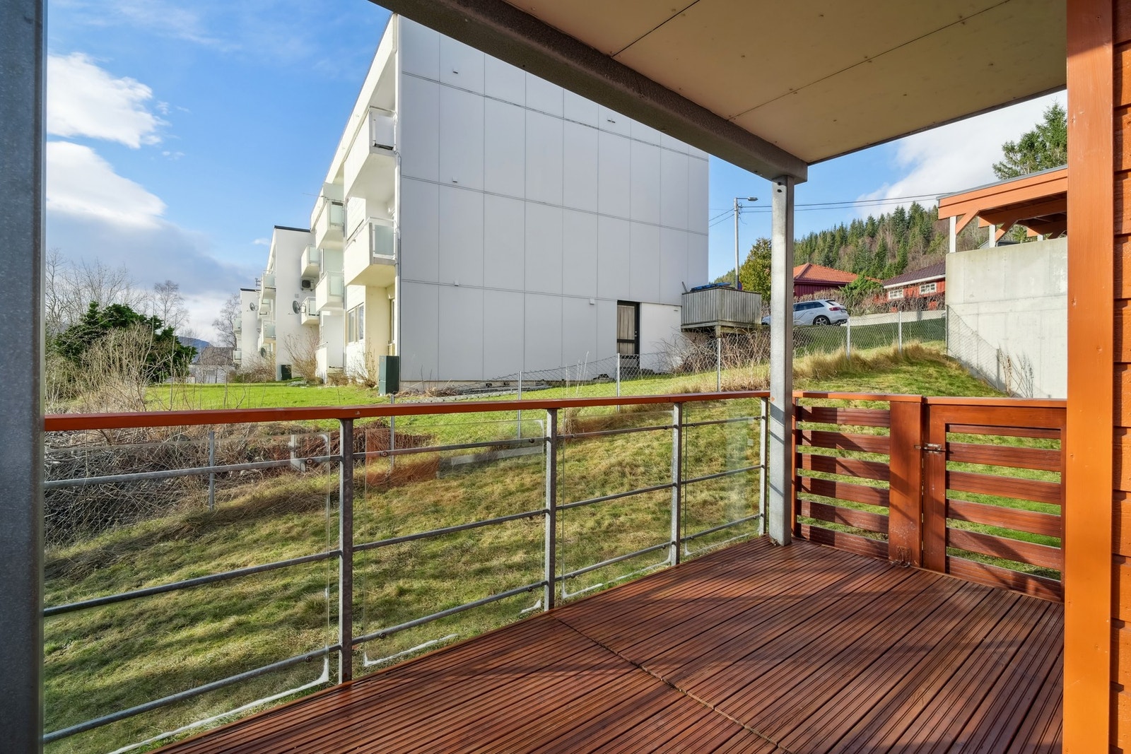 Grøntareal rett ved siden av markterrassen. Galleribilde