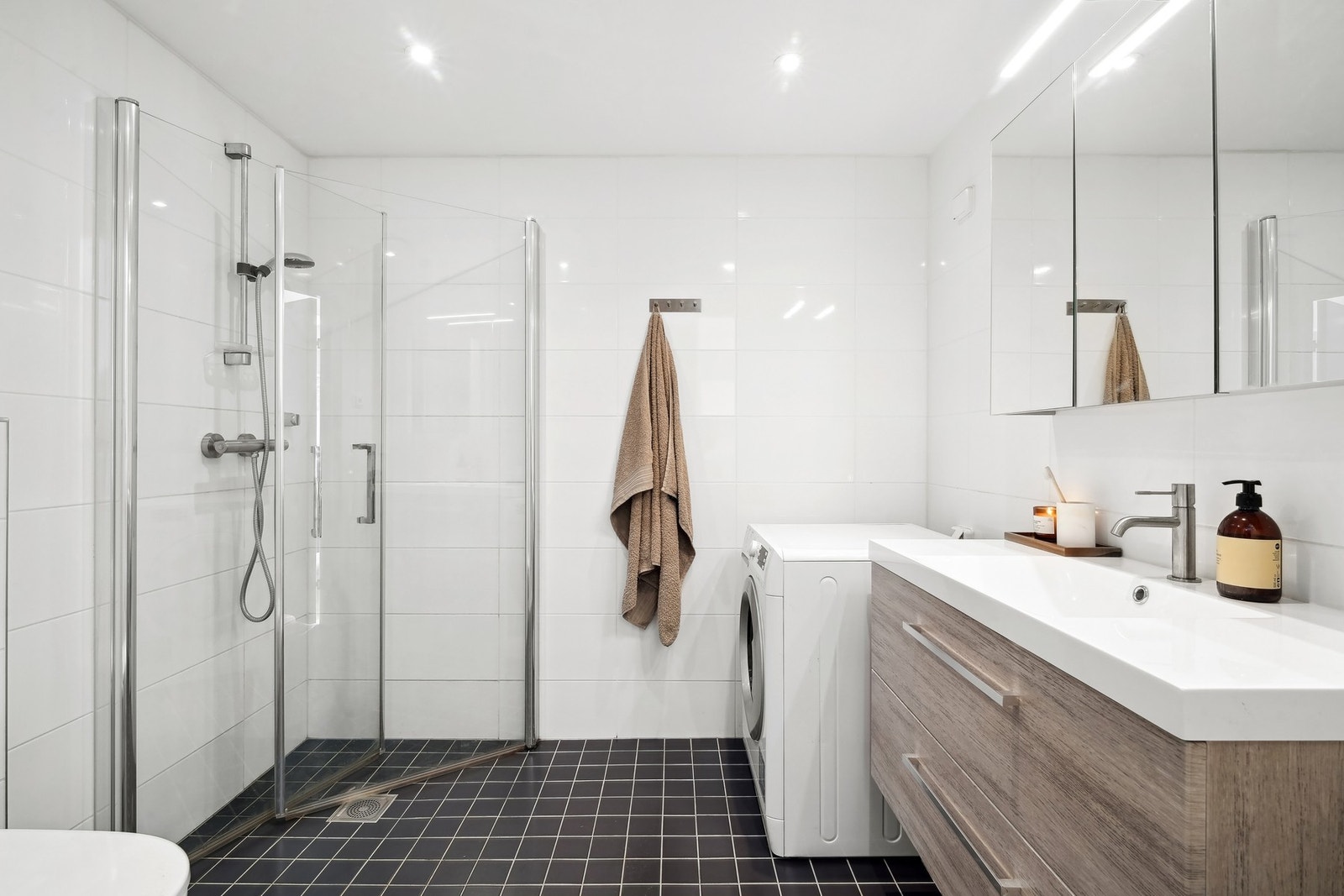 Badet er helfliset og har elektrisk gulvvarme. Det er opplegg for vaskemaskin og fordelerskap for rør-i-rør-system. Galleribilde