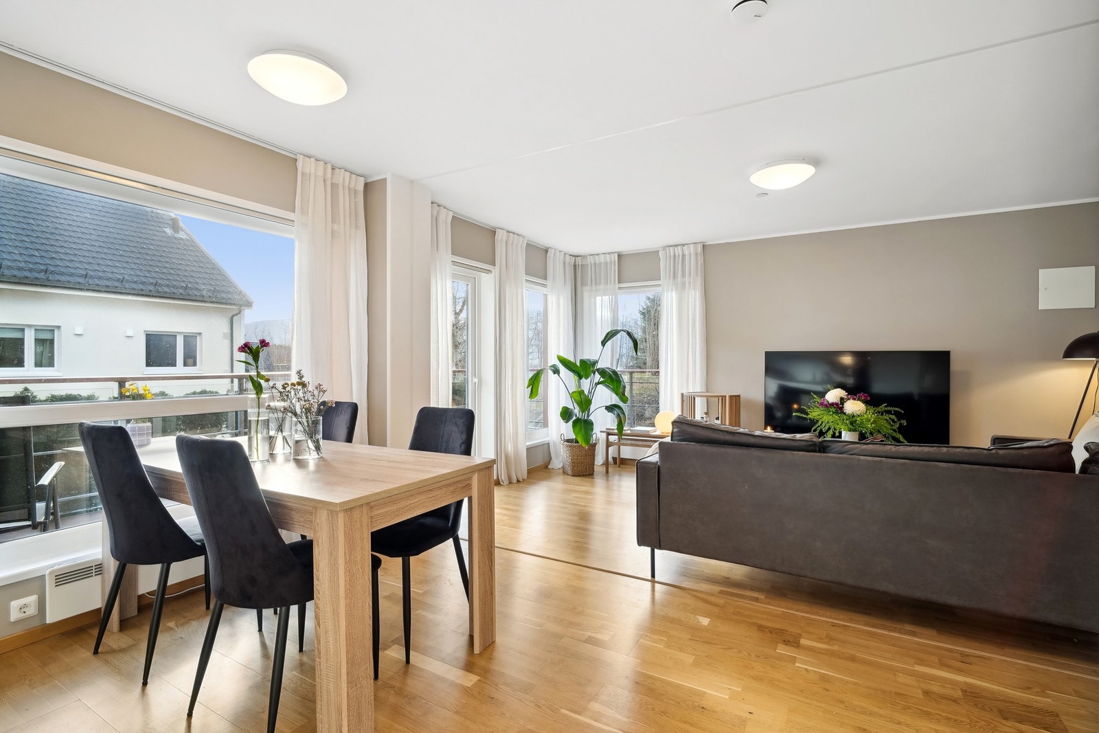 Stuen har store vindusflater som slipper inn rikelig med naturlig lys. Galleribilde