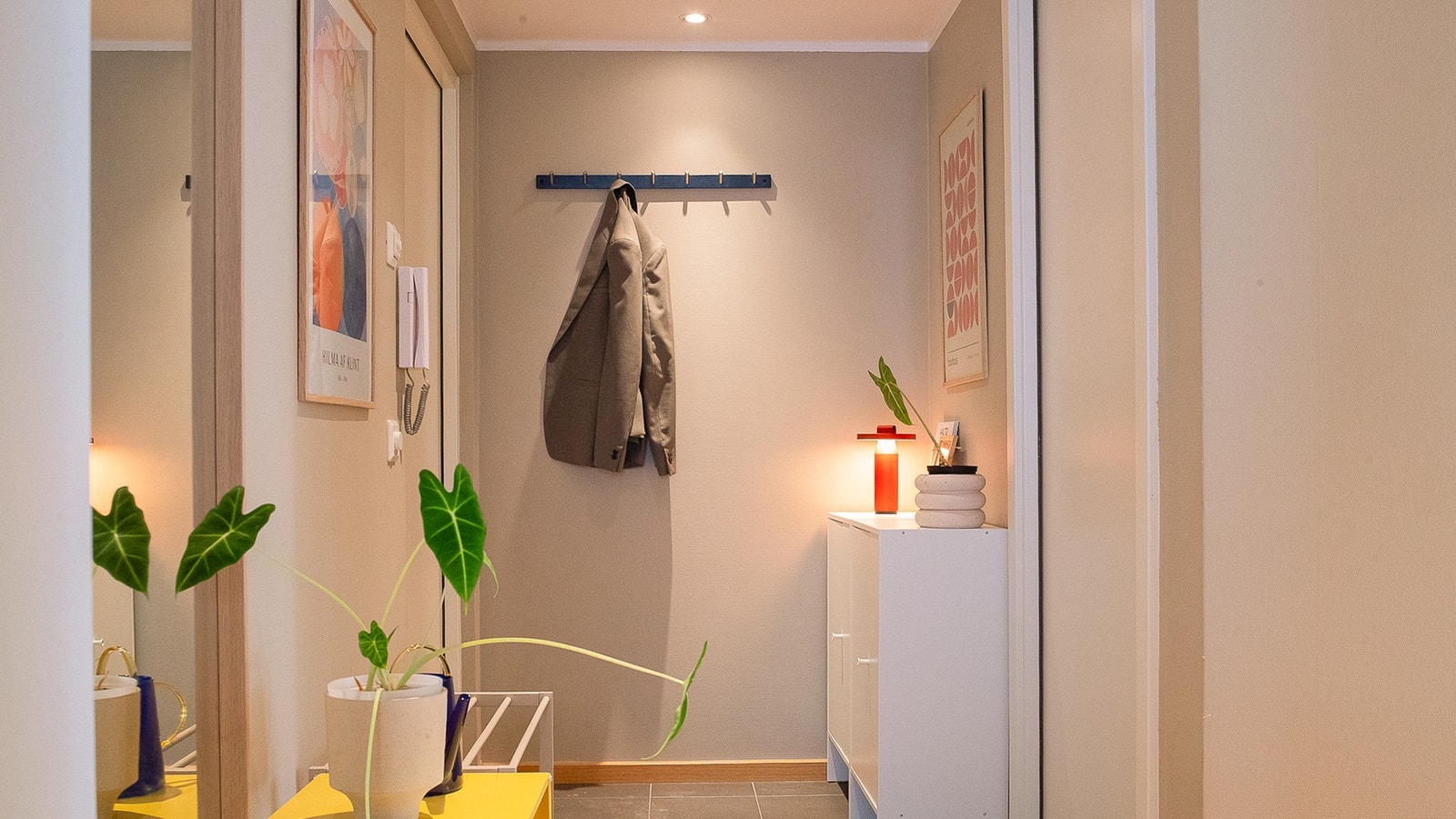 Entréen har gulvvarme ved flisene. Galleribilde