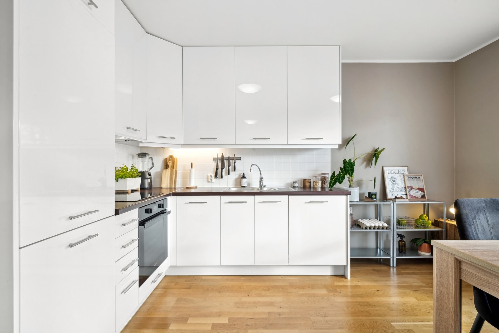 Kjøkkenet har integrert stekeovn (ny i 2023), platetopp (ny i 2023), oppvaskmaskin og kjøleskap med fryser. Galleribilde