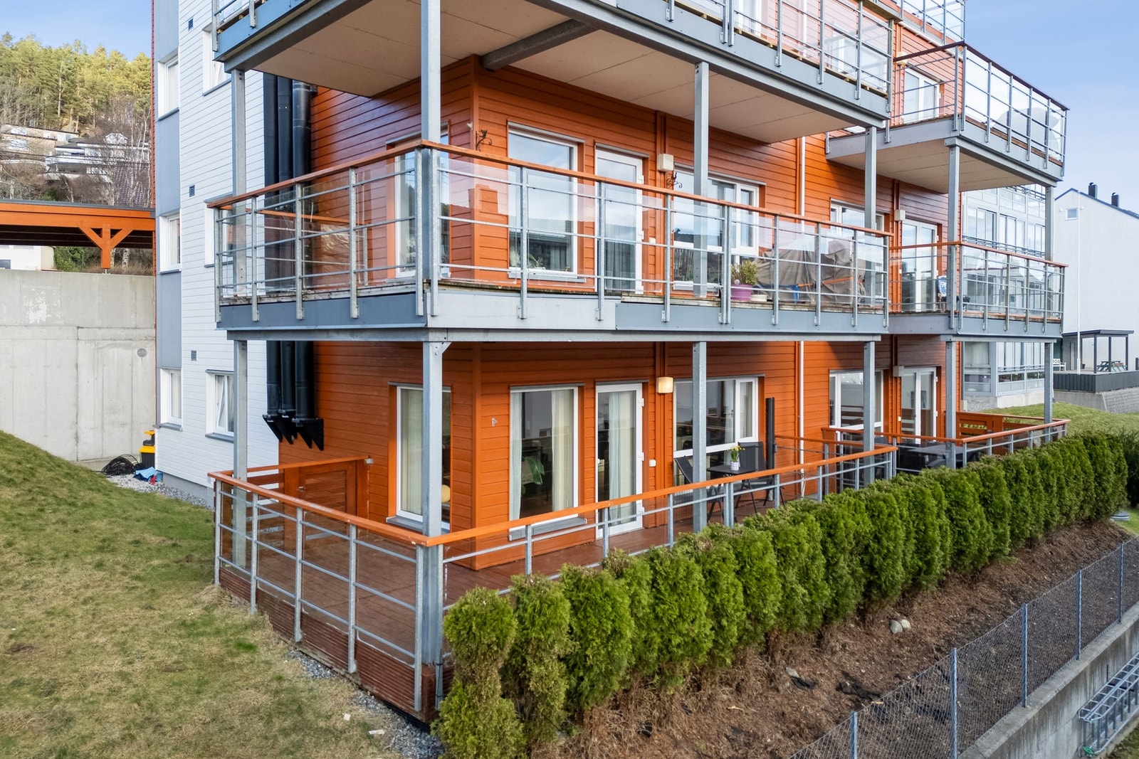 Fasade. Leiligheten har en sørøstvendt markterrasse på 21 m². Det er også et fint grøntareal rett ved siden av markterrassen. Galleribilde