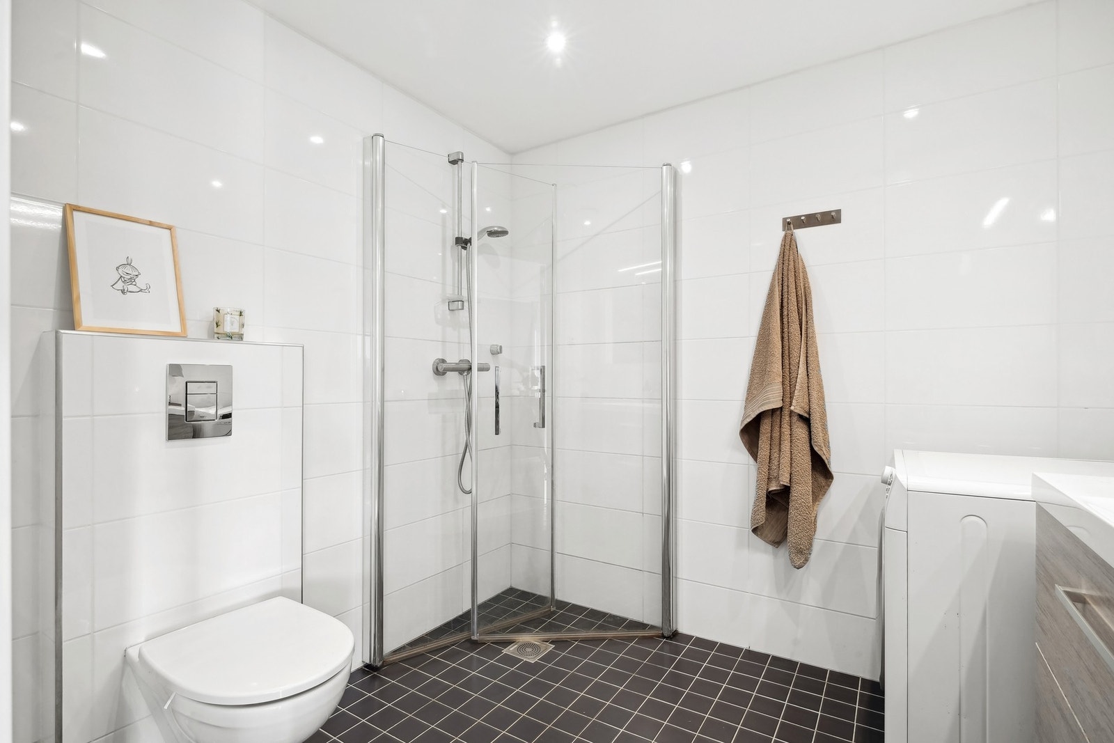 Flott bad fra byggeår med enkelte oppgraderinger utført i 2025. Galleribilde