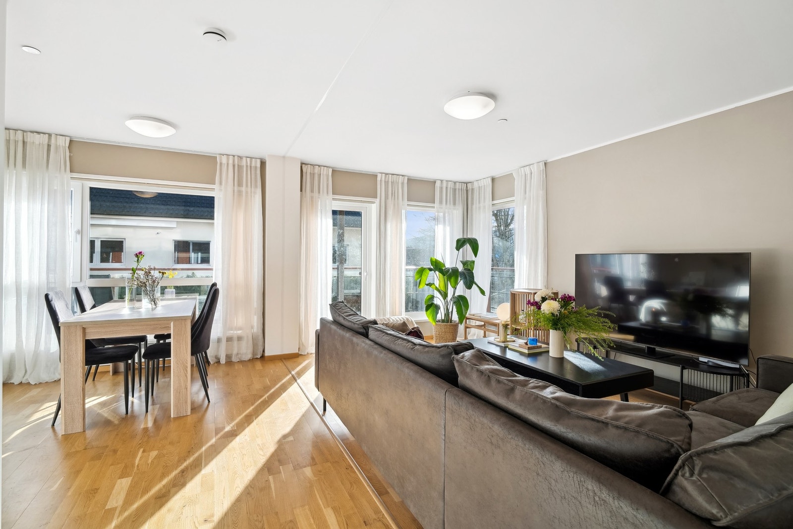 Stuen er romslig og byr på gode møbleringsmuligheter. Gulvflatene er dekket med parkett. Galleribilde