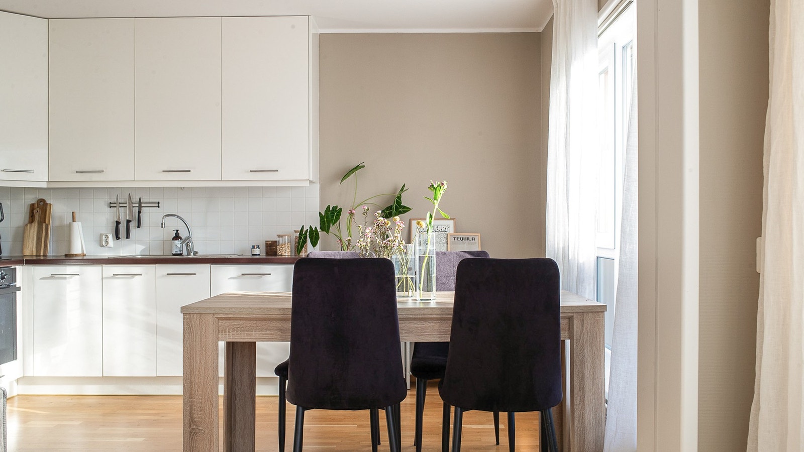 Leiligheten har et lekkert kjøkken med flere oppgraderinger utført i 2025. Det er en åpen stue-/kjøkkenløsning. Galleribilde