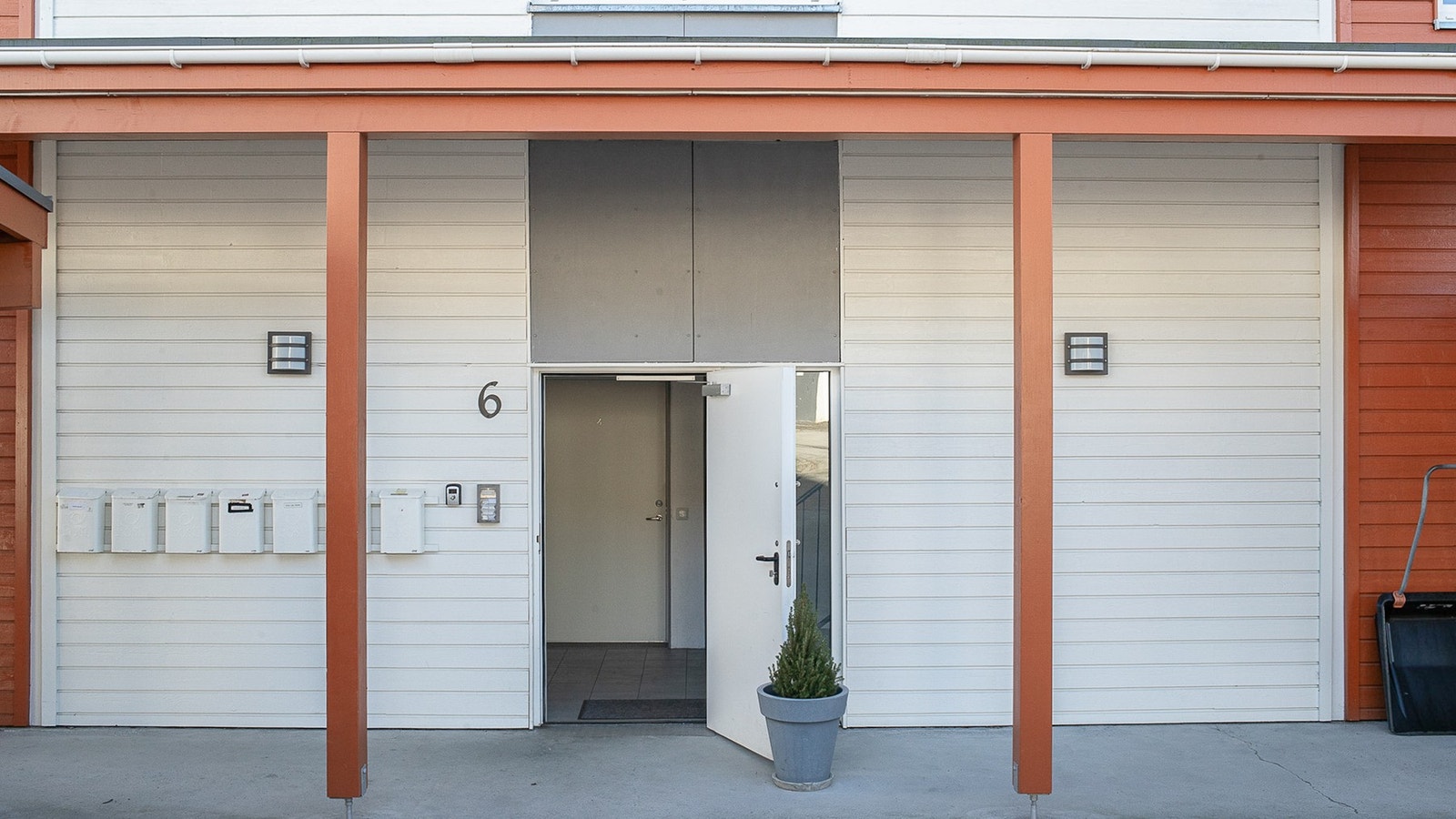 Inngangsparti til bygget. Det er heis i bygget. Galleribilde