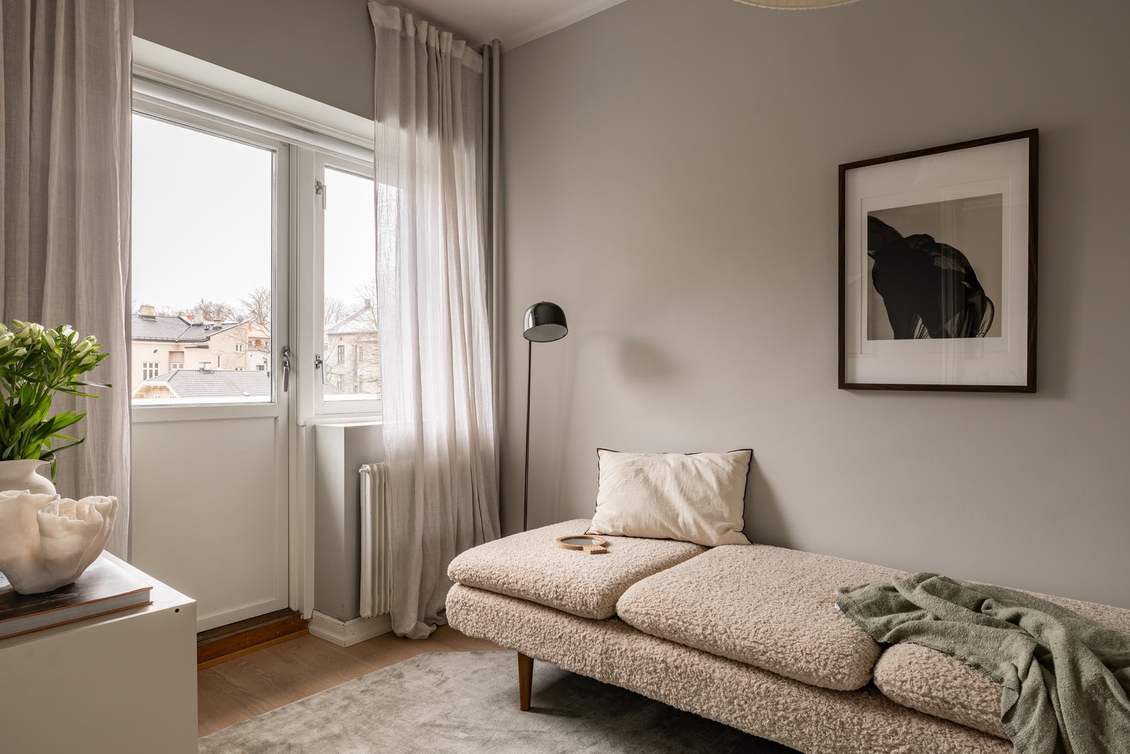 Boligens soverom 2 er et allsidig rom som egner seg perfekt som gjesterom eller hjemmekontor. Galleribilde