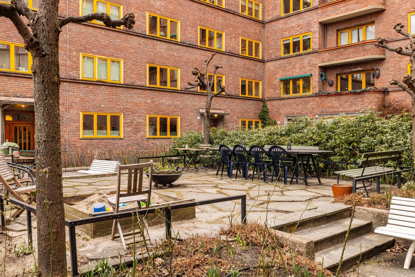 Sameiet har 10 parkeringsplasser i bakgården som fordeles etter ansiennitet. Galleribilde