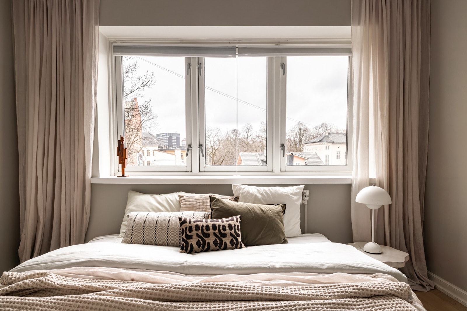 Det store vinduet gir et fritt utsyn og slipper inn godt med naturlig lys. Galleribilde