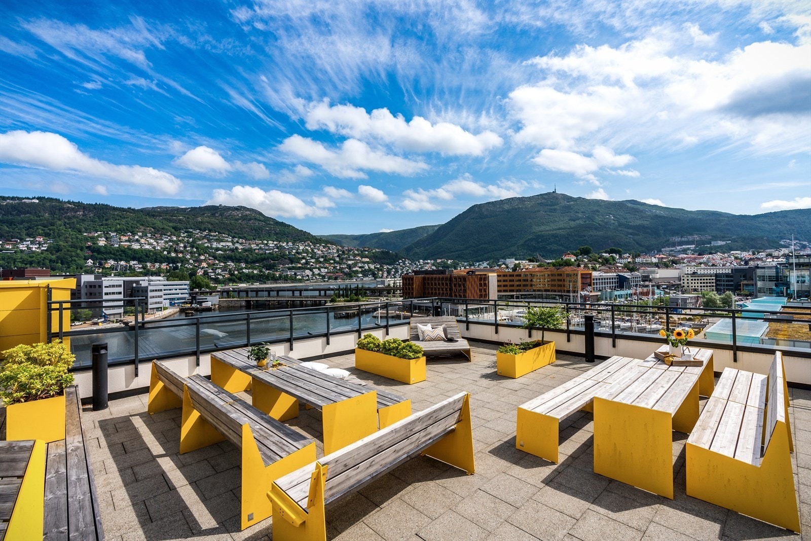 - Sameiet har en av byens fineste felles takterrasser med magisk utsikt over byen og byfjellene - Galleribilde