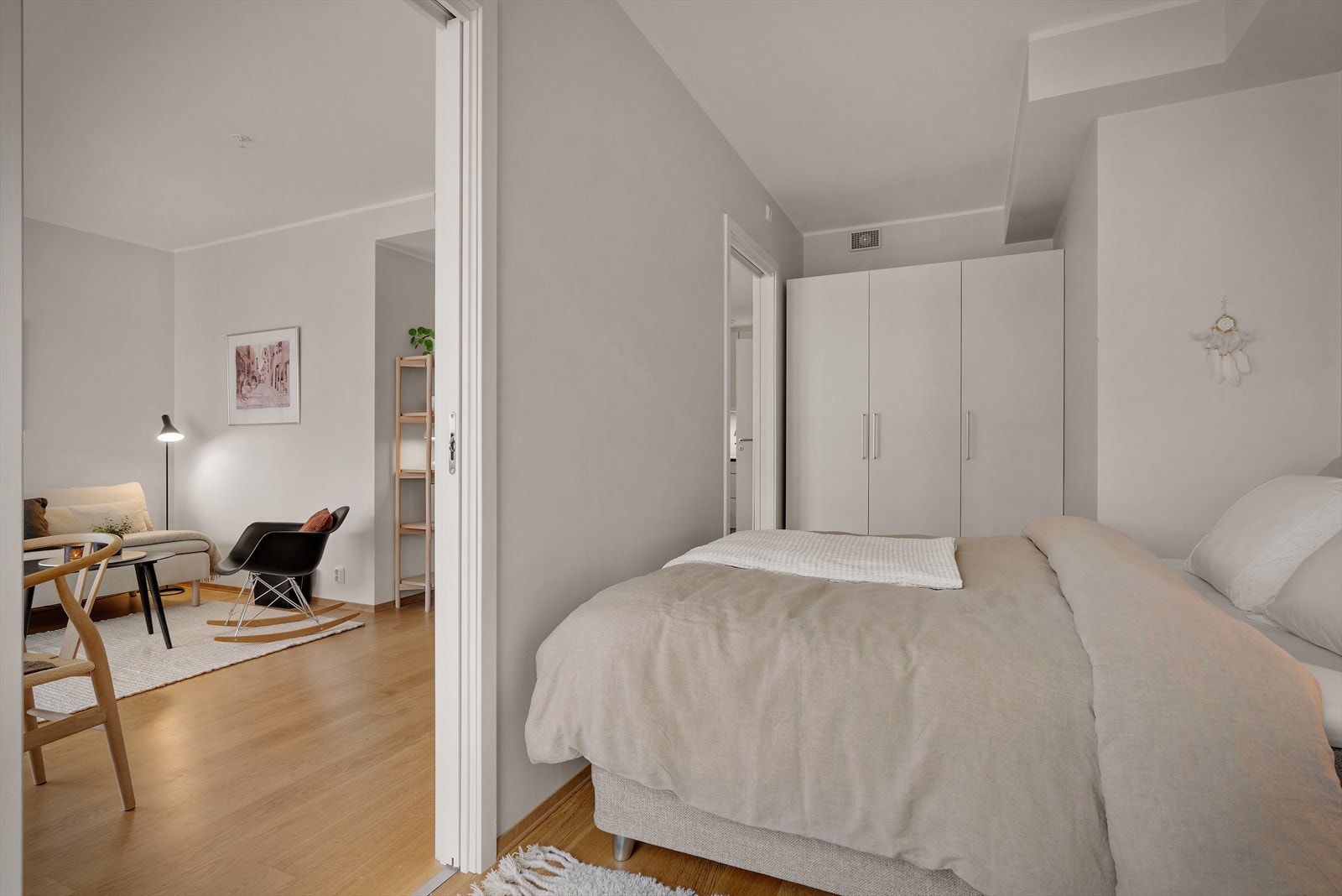 - Merk at det er to skyvedører inn til soverommet, praktisk! - Galleribilde