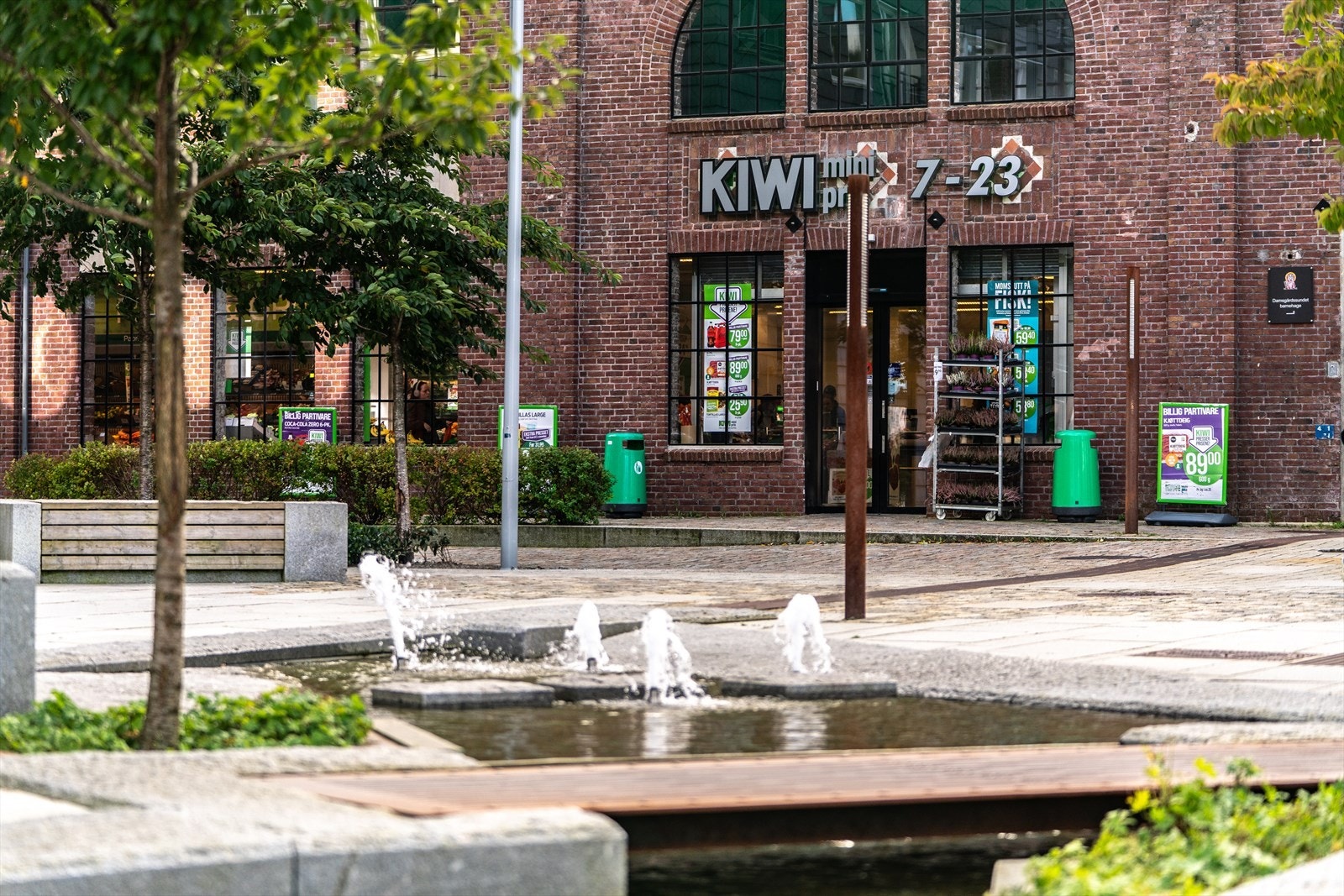 - I tillegg ligger KIWI kun fire minutters gange fra leiligheten - Galleribilde