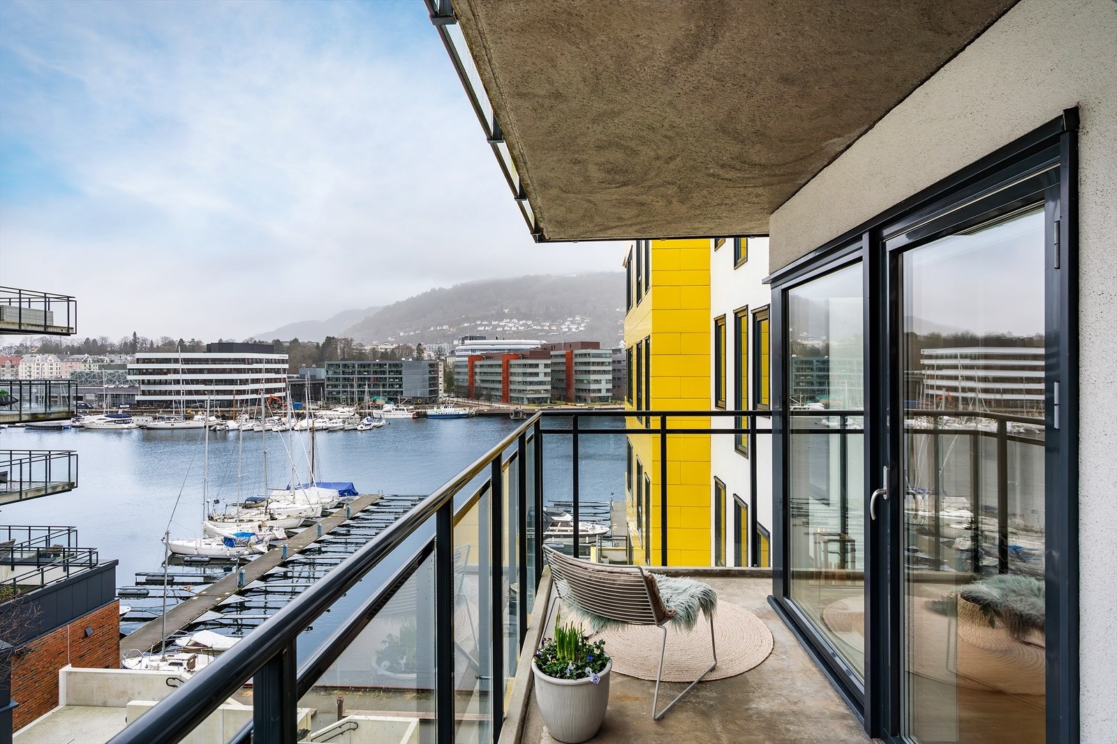 - Balkongen måler 8,6 m² - Galleribilde