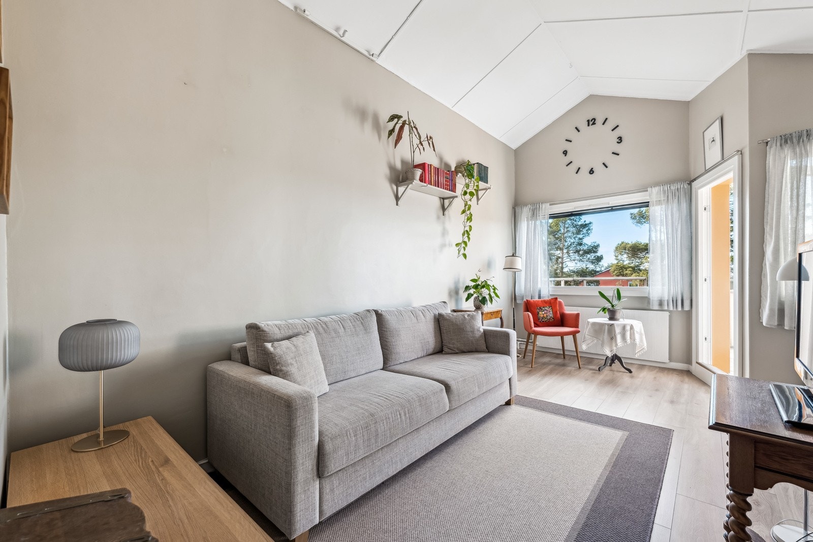 Stuen har god plass til sofagruppe, mediemøblement og spisebord. Galleribilde