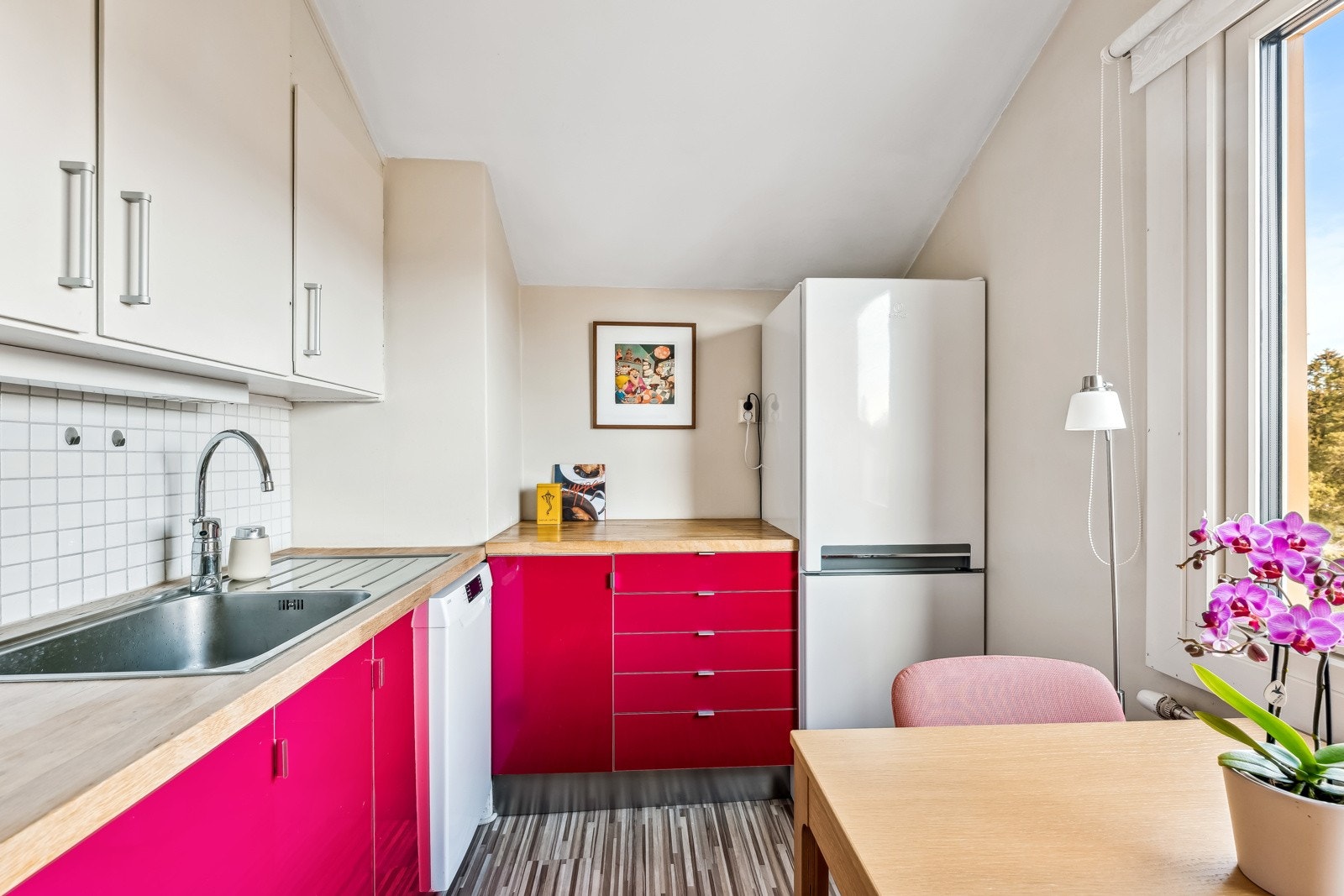 Det er også plass til et lite spisebord. Galleribilde