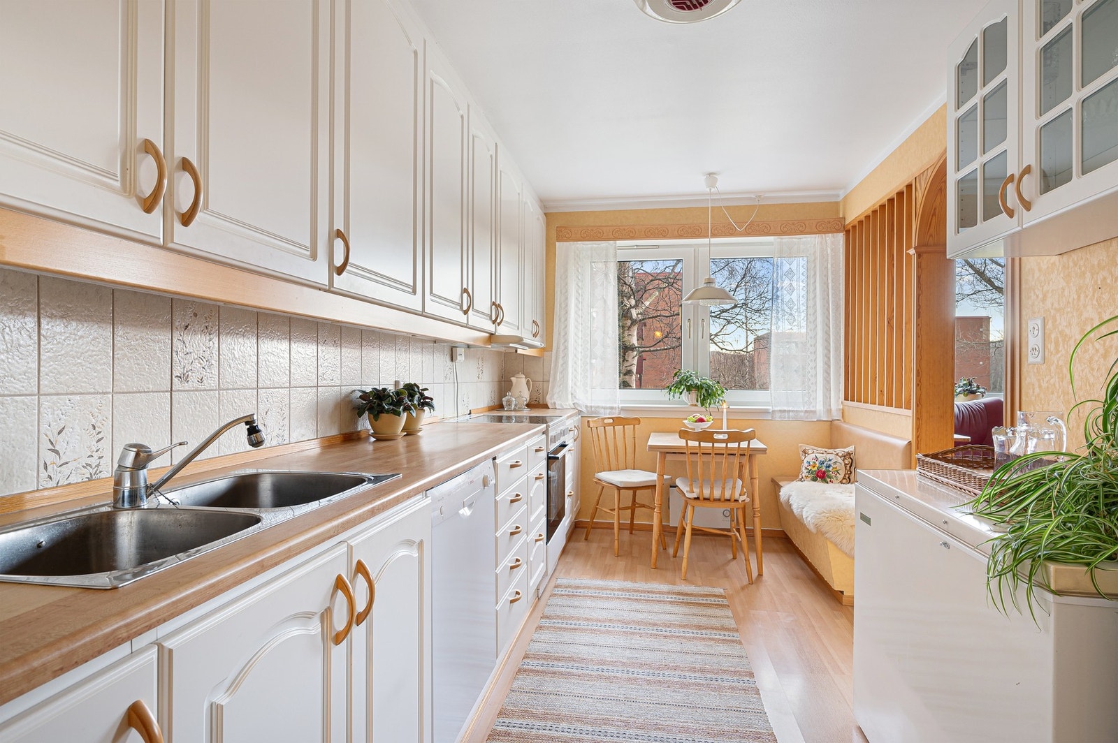 Kjøkkenet byr på rikelig med skap- og benkeplass. Galleribilde