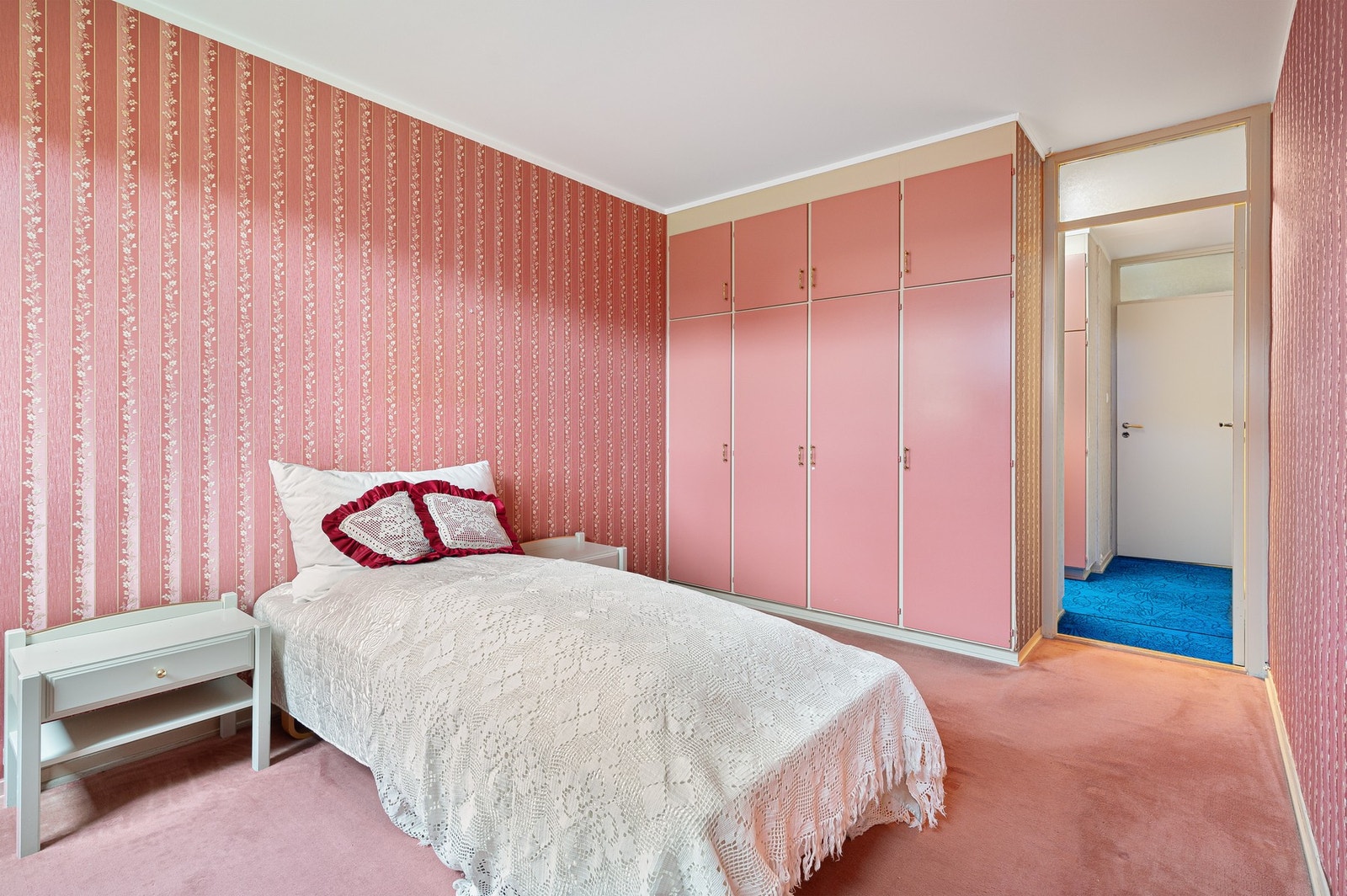 Her får man god plass til en stor seng og garderobeløsning. Galleribilde