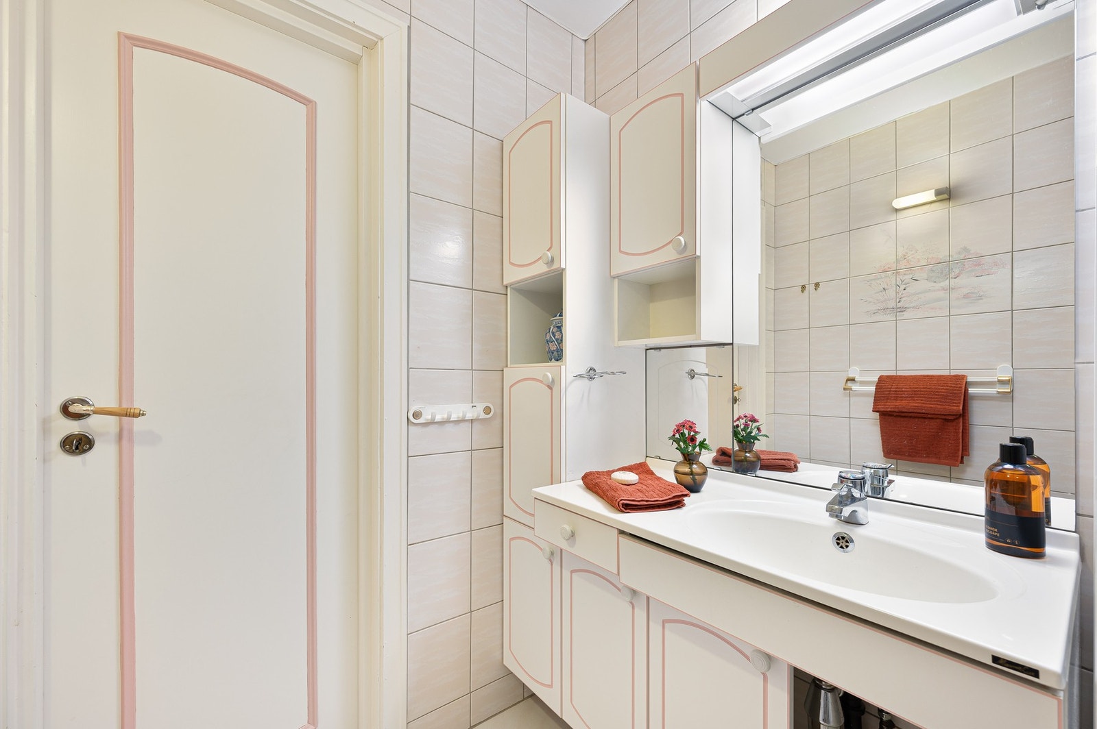 Badet byr på servant med underskap og dusjnisje. Galleribilde