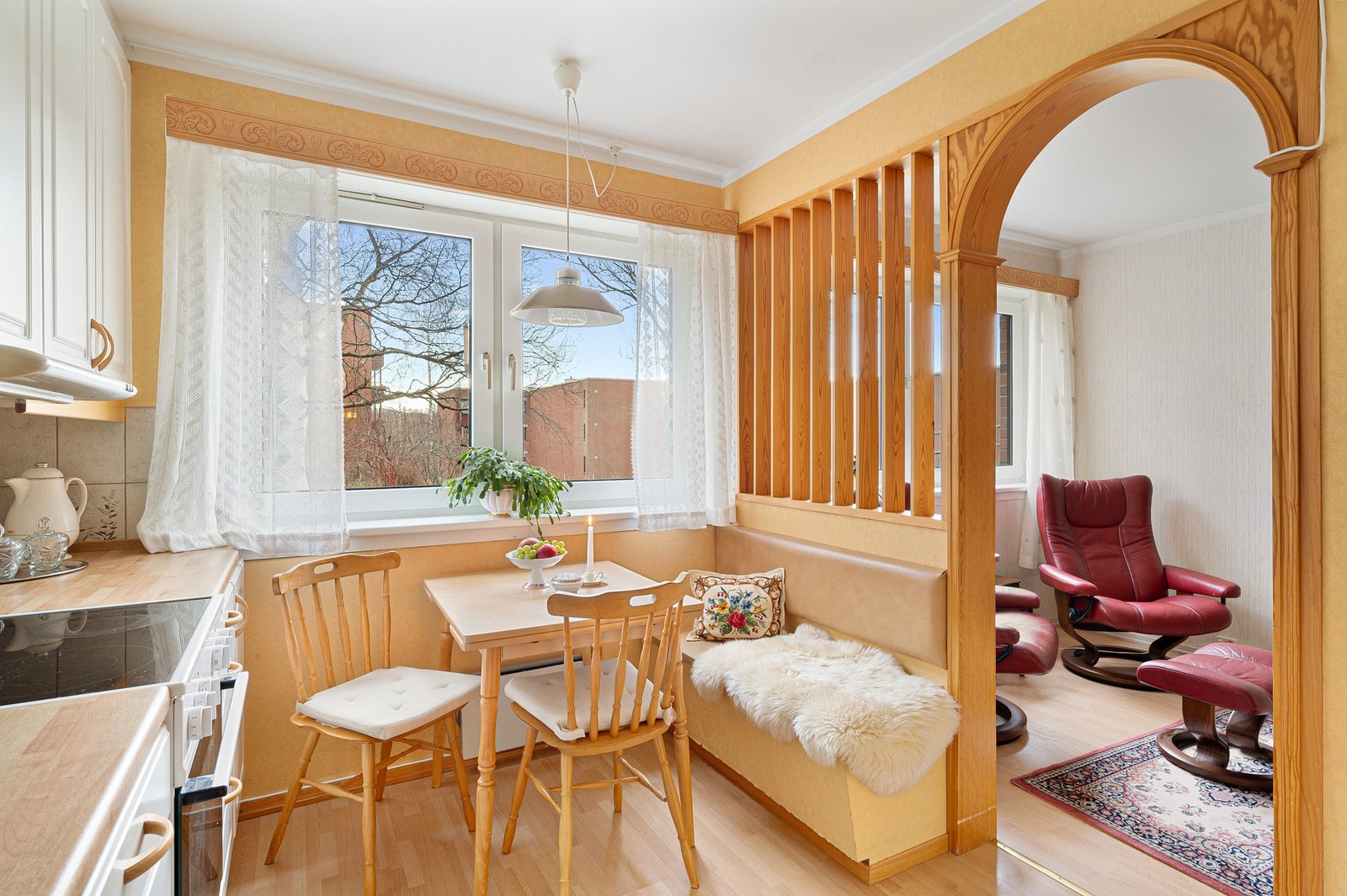 Kjøkkenet er delvis avdelt med spiler og søyle. Galleribilde