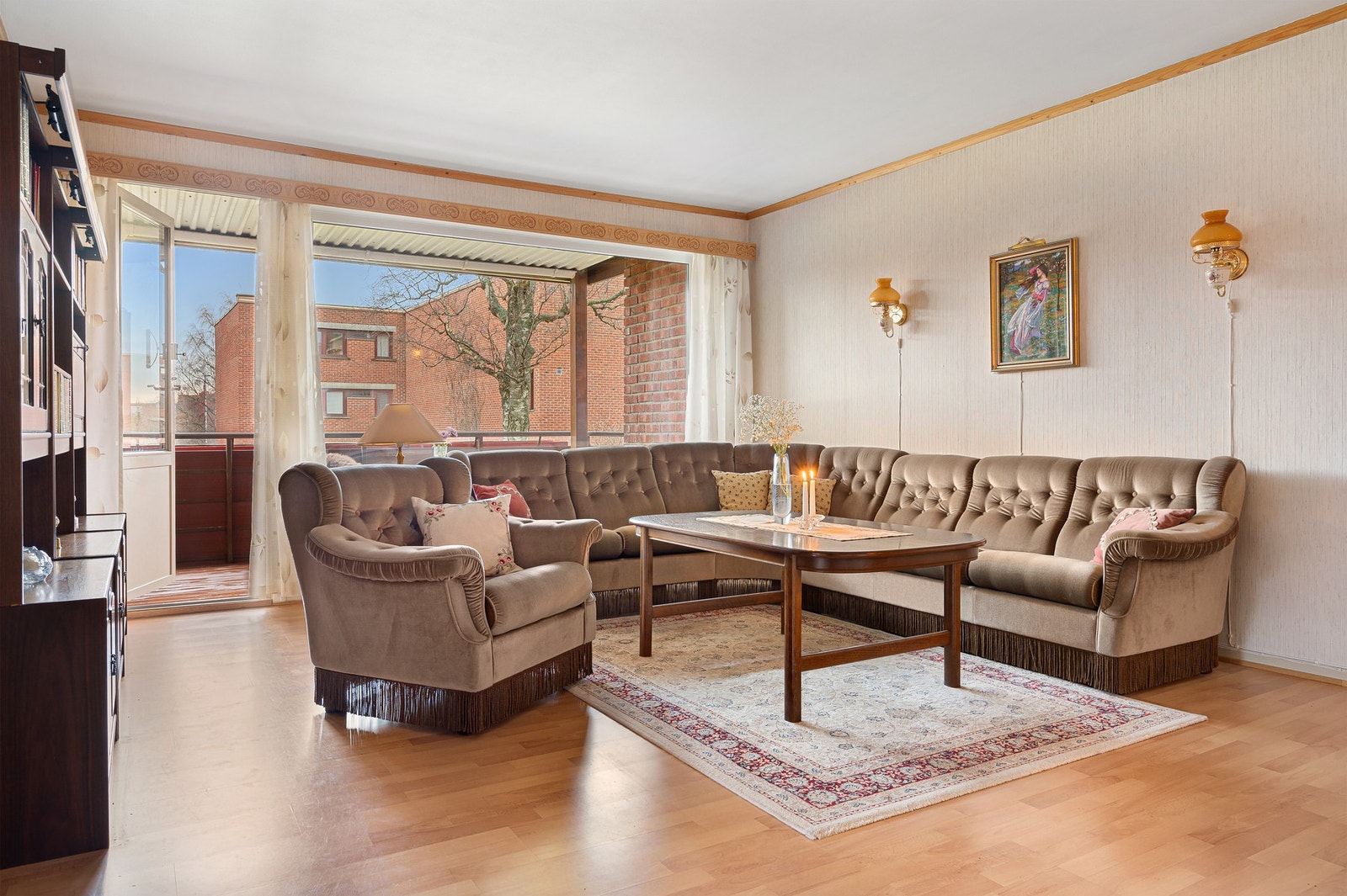 Den største stuen er på 33,8 kvadratmeter og har direkte utgang til balkong. Galleribilde