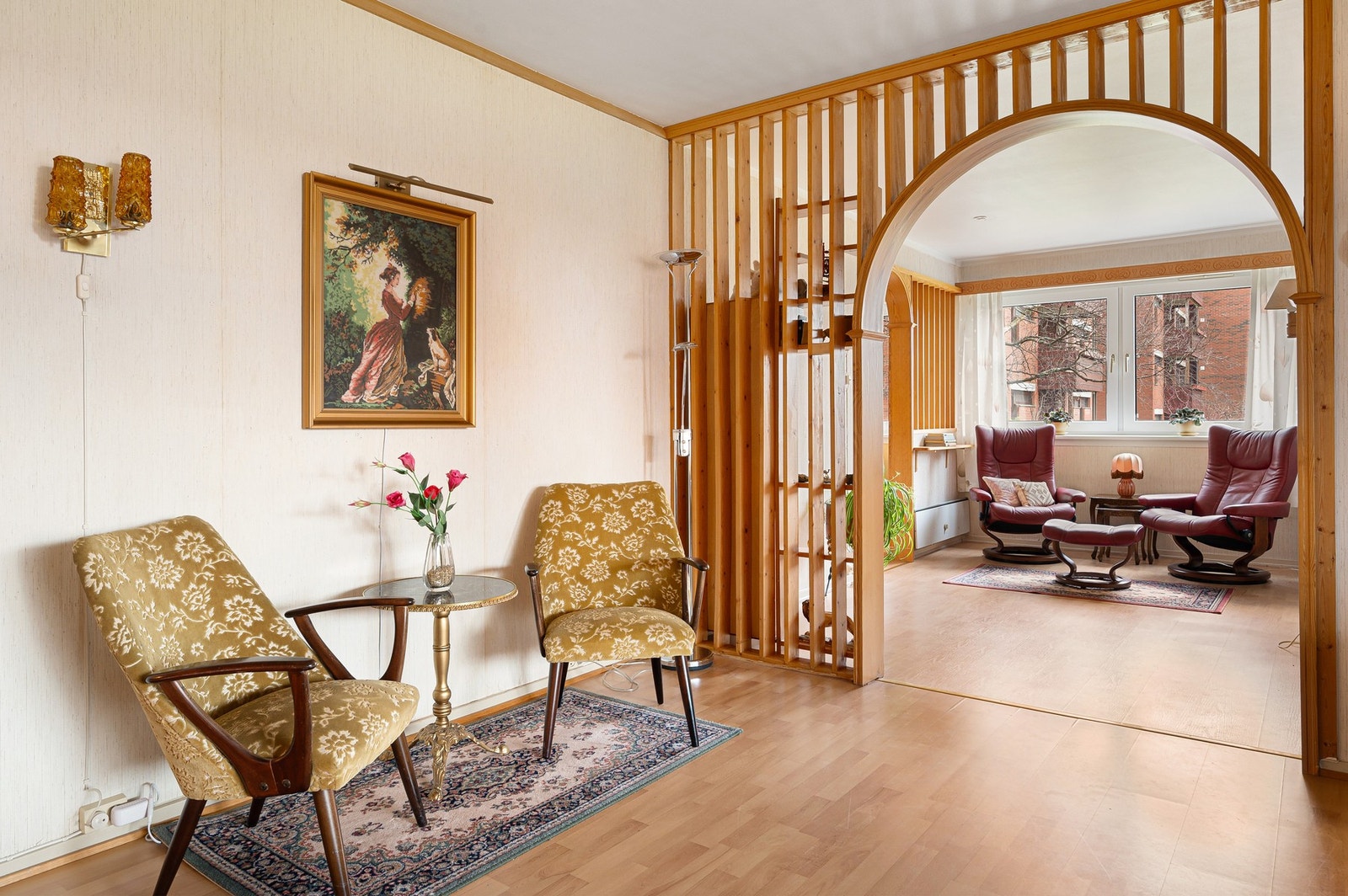 Bred passasje inn mot kjøkken og stue 2 gir en luftig romfølelse. Galleribilde