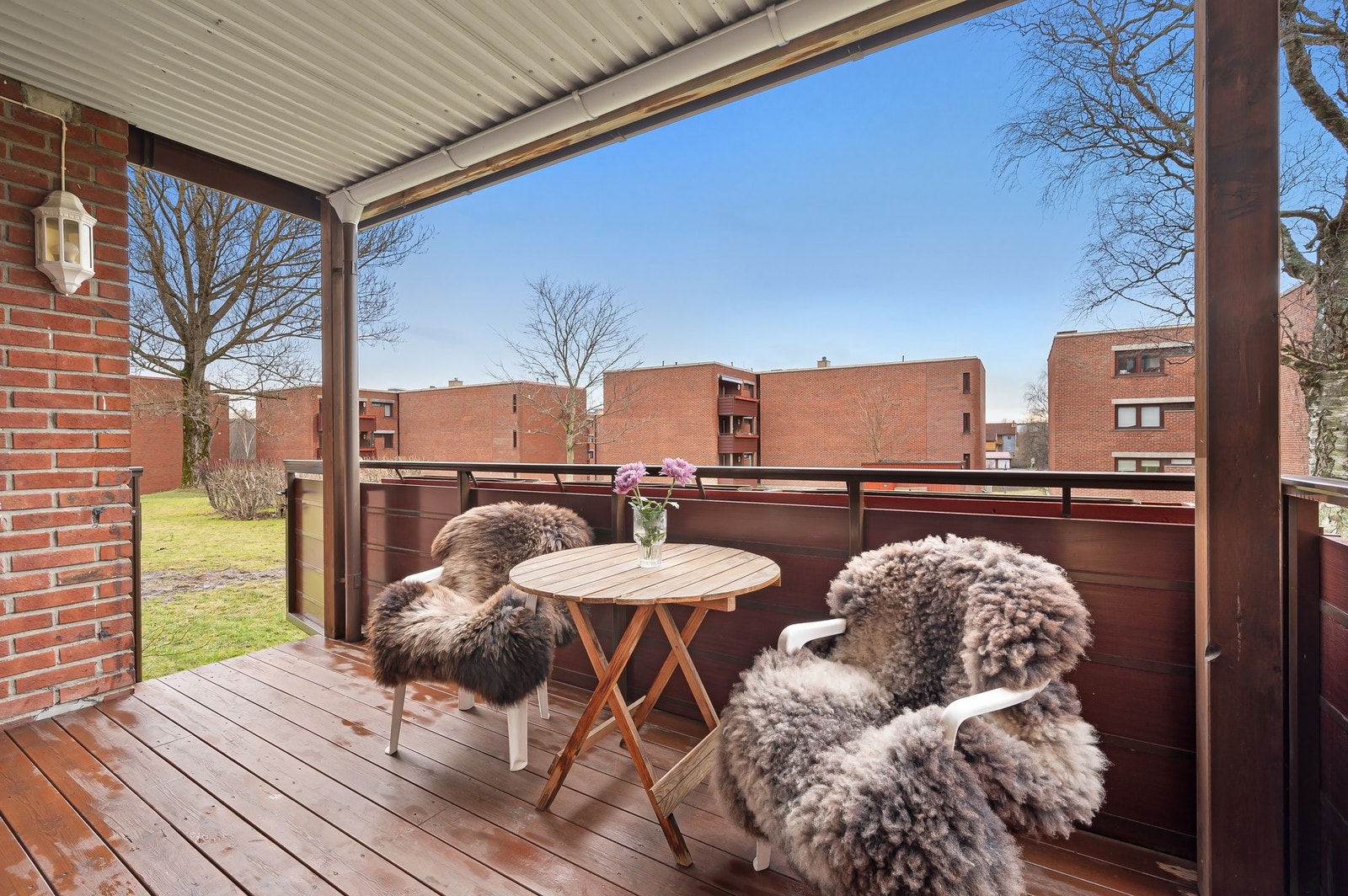 Fra balkongen kan man gå direkte ut til felles grøntareal. Galleribilde