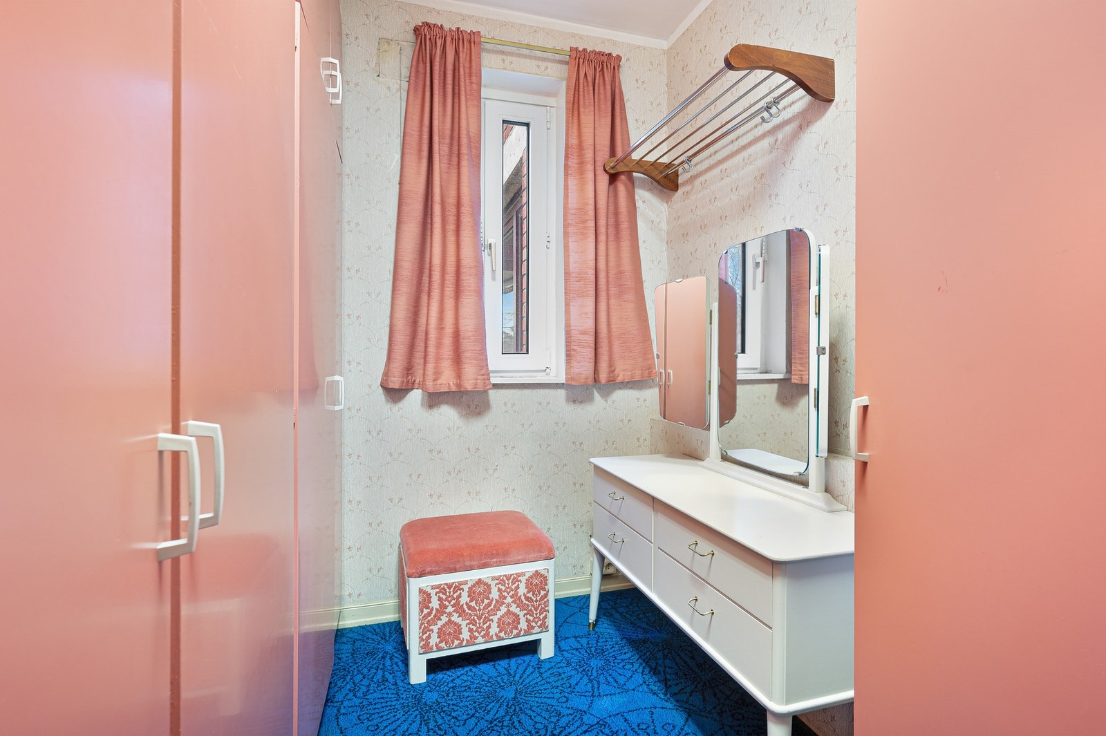 I tilknytning til soverommet har man en egen gang/garderobeløsning på 5,6 kvadratmeter. Galleribilde