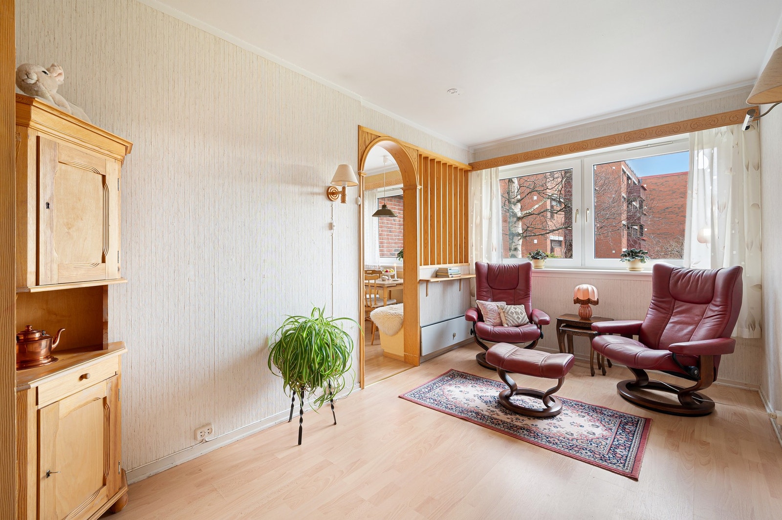 Leiligheten har mange store vindusflater som gir rikelig med naturlig lys inn i alle oppholdsrommene. Galleribilde