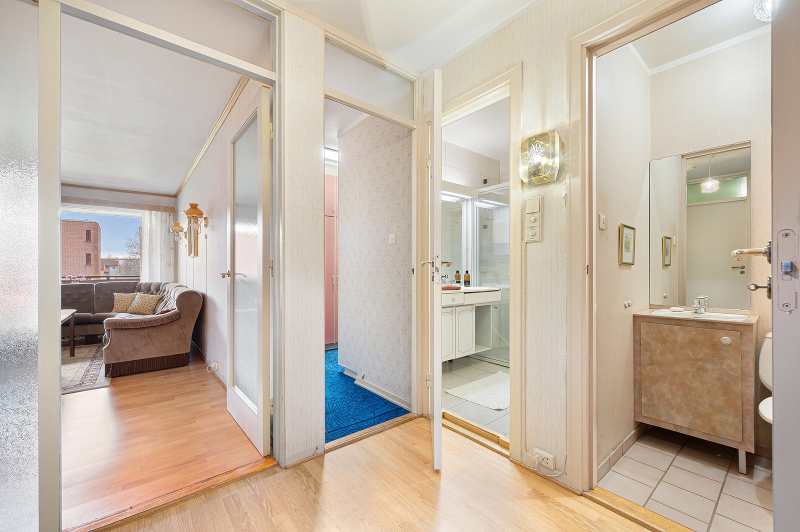 Fra boligens entré har man direkte tilgang til bad, toalettrom, vaskerom, stue og mellomgang til soverommet. Galleribilde