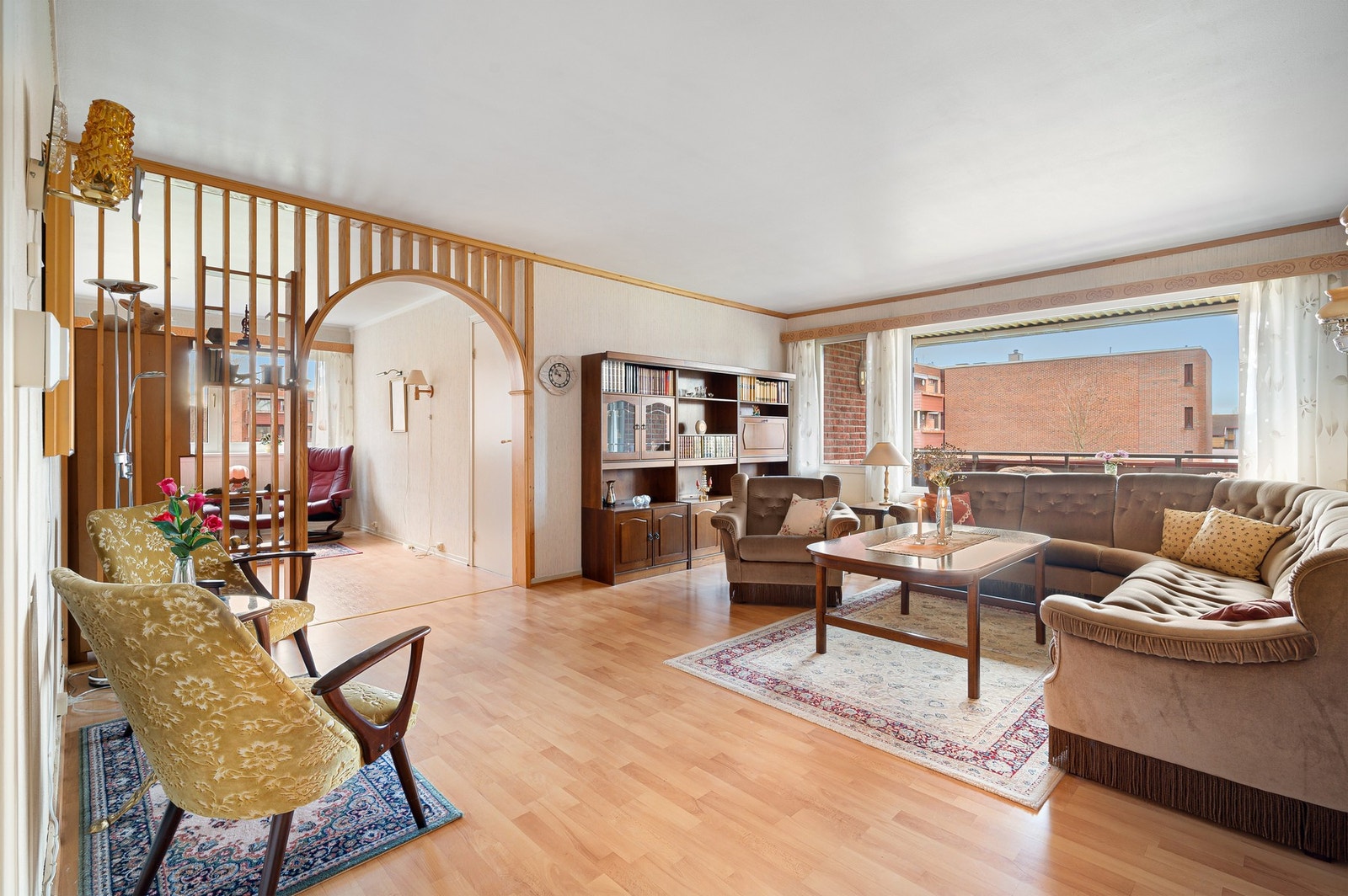 EiendomsMegler 1 ved Markus Tangvik har gleden av å presentere en stor leilighet i Østre Berg 13. Galleribilde