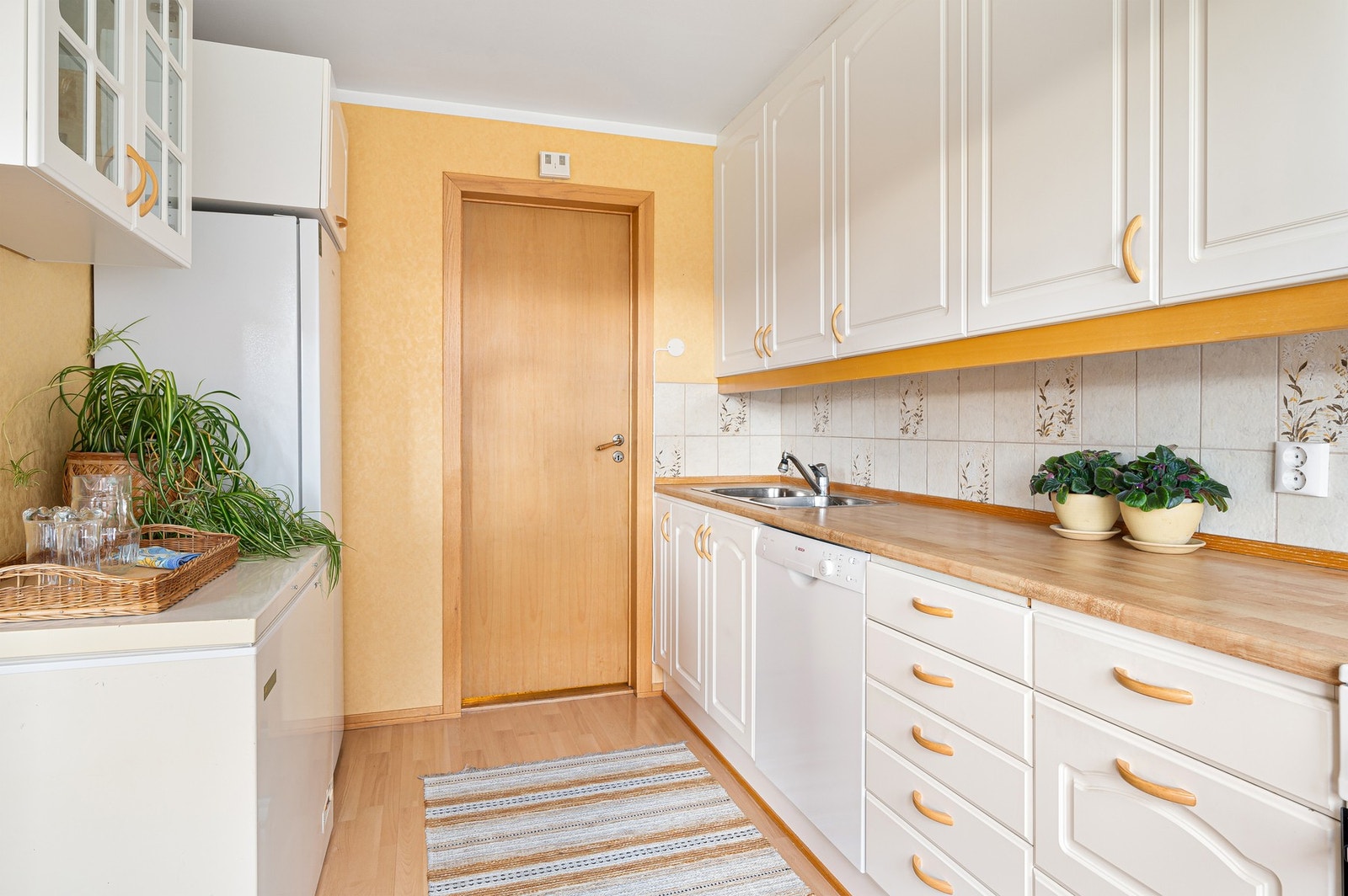 Fra kjøkkenet har man direkte inngang fra vaskerommet. Galleribilde