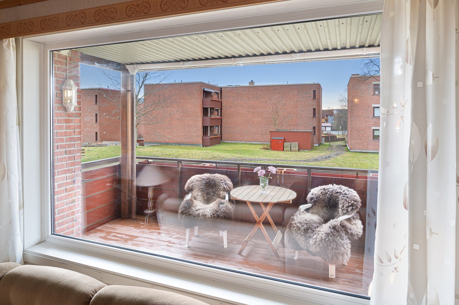 Fin utsikt mot luftige grøntarealer fra stuevinduet. Galleribilde