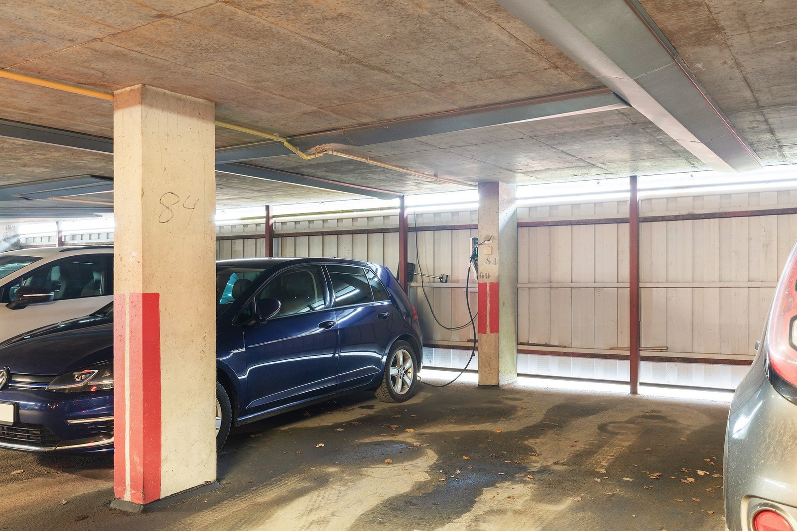 Egen parkeringsplass i felles garasjeanlegg. Godt med gjesteparkeringsplasser. Galleribilde