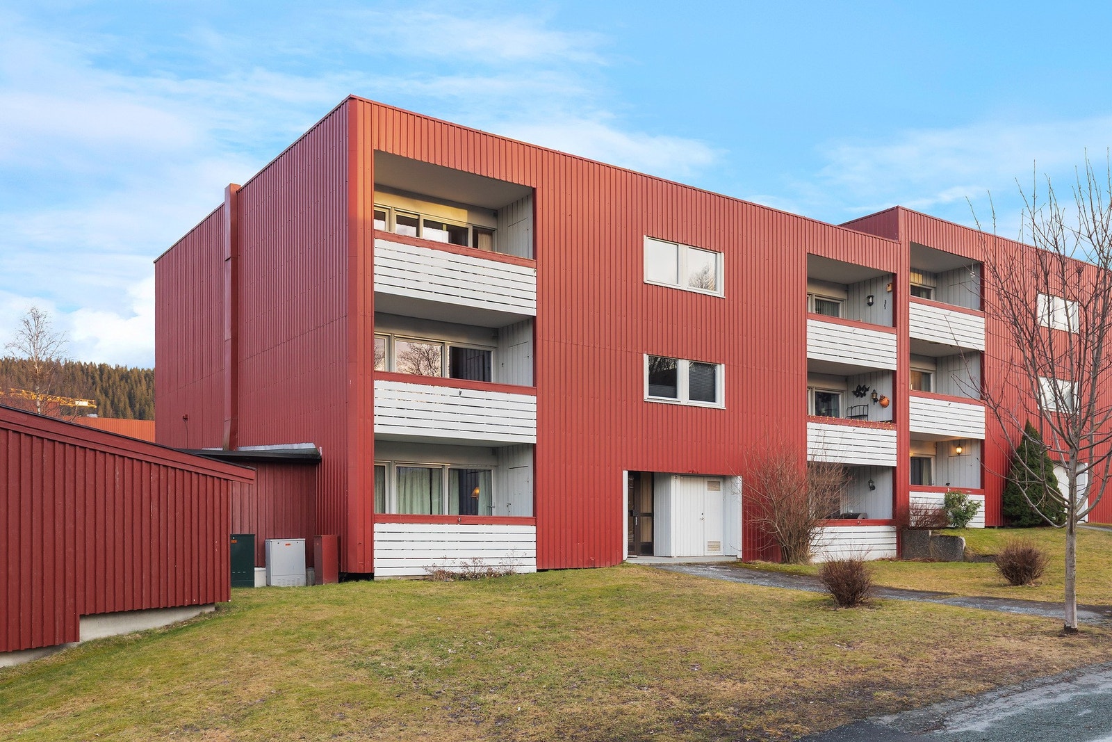 Fredelig og barnevennlig i et bilfritt tun med fine grøntarealer. Galleribilde