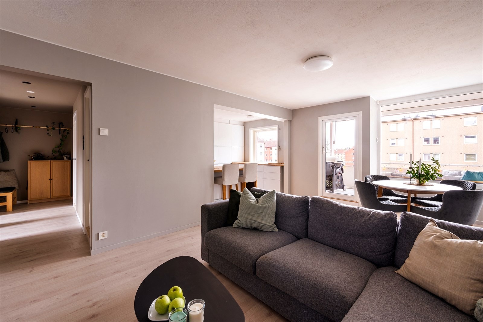 Stuen har gode møbleringsmuligheter med plass til både spisestuebord og sofagruppe. Galleribilde