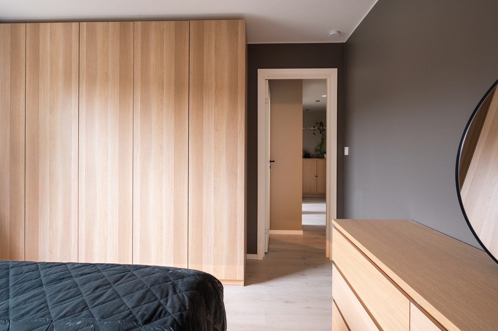 Hovedsoverommet har god plass til plass til dobbeltseng Rikelig med oppbevaringsplass i garderobeløsning. Galleribilde