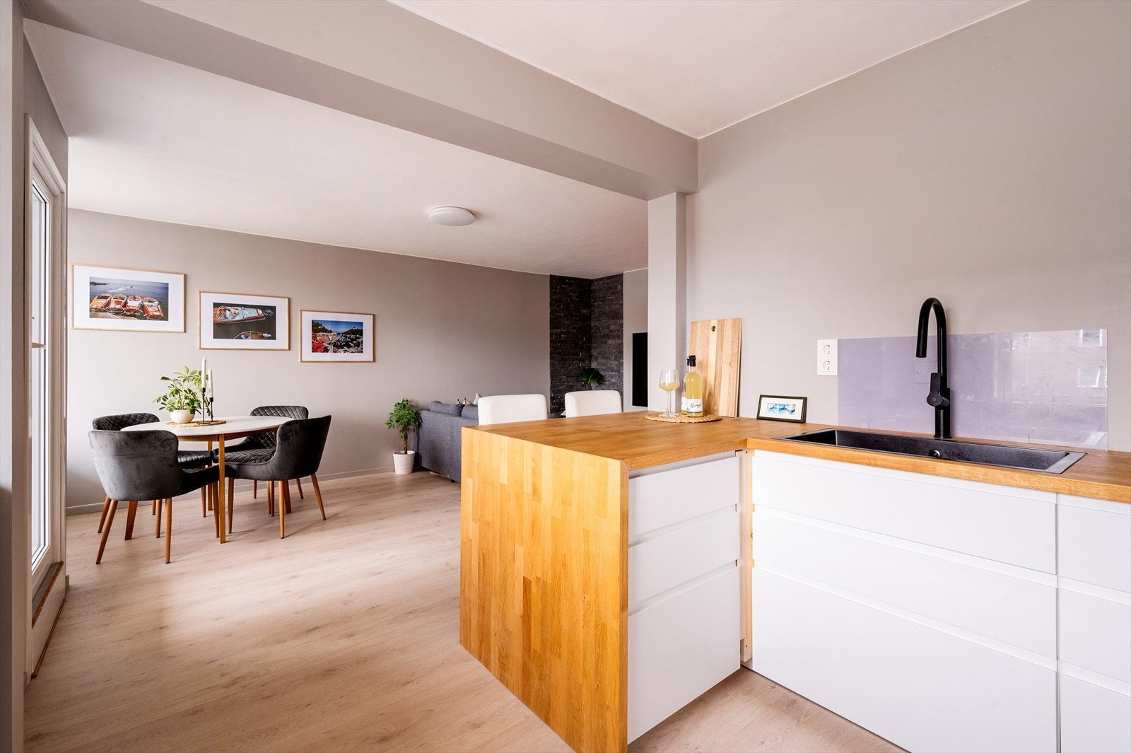 Stekeovn, platetopp, kjøl/frys og oppvaskmaskin er integrert i innredningen. Galleribilde