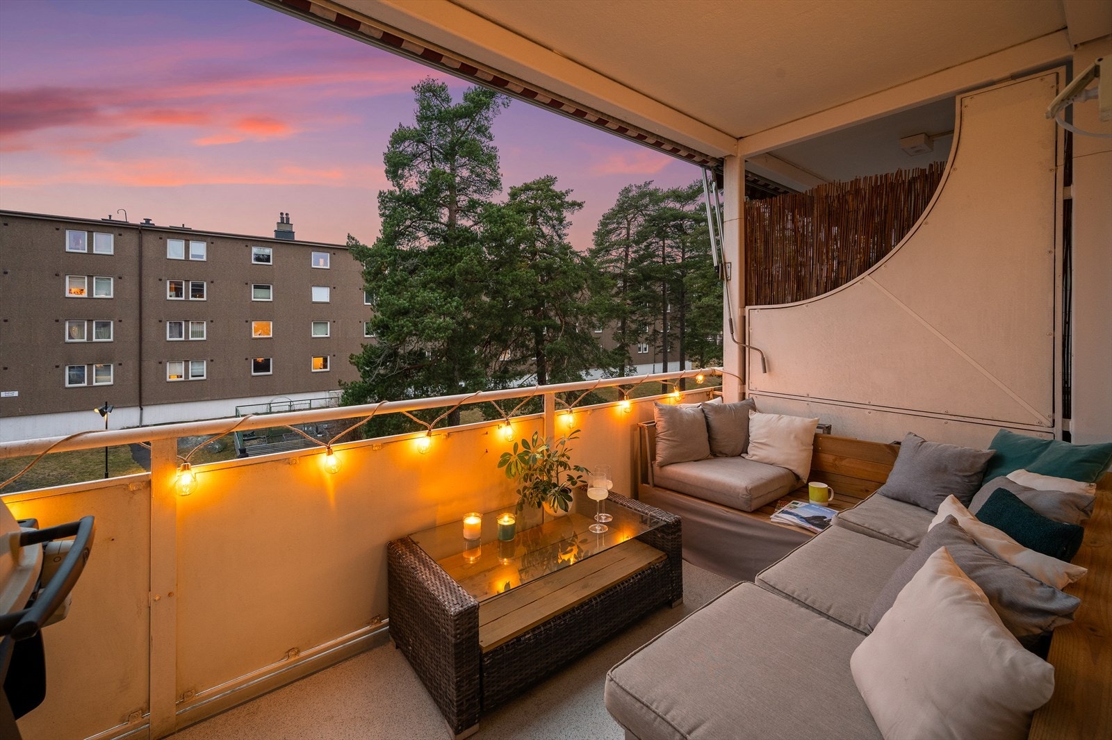 Fra stuen er det utgang til en solrik vestvendt balkong på 8 m². Galleribilde