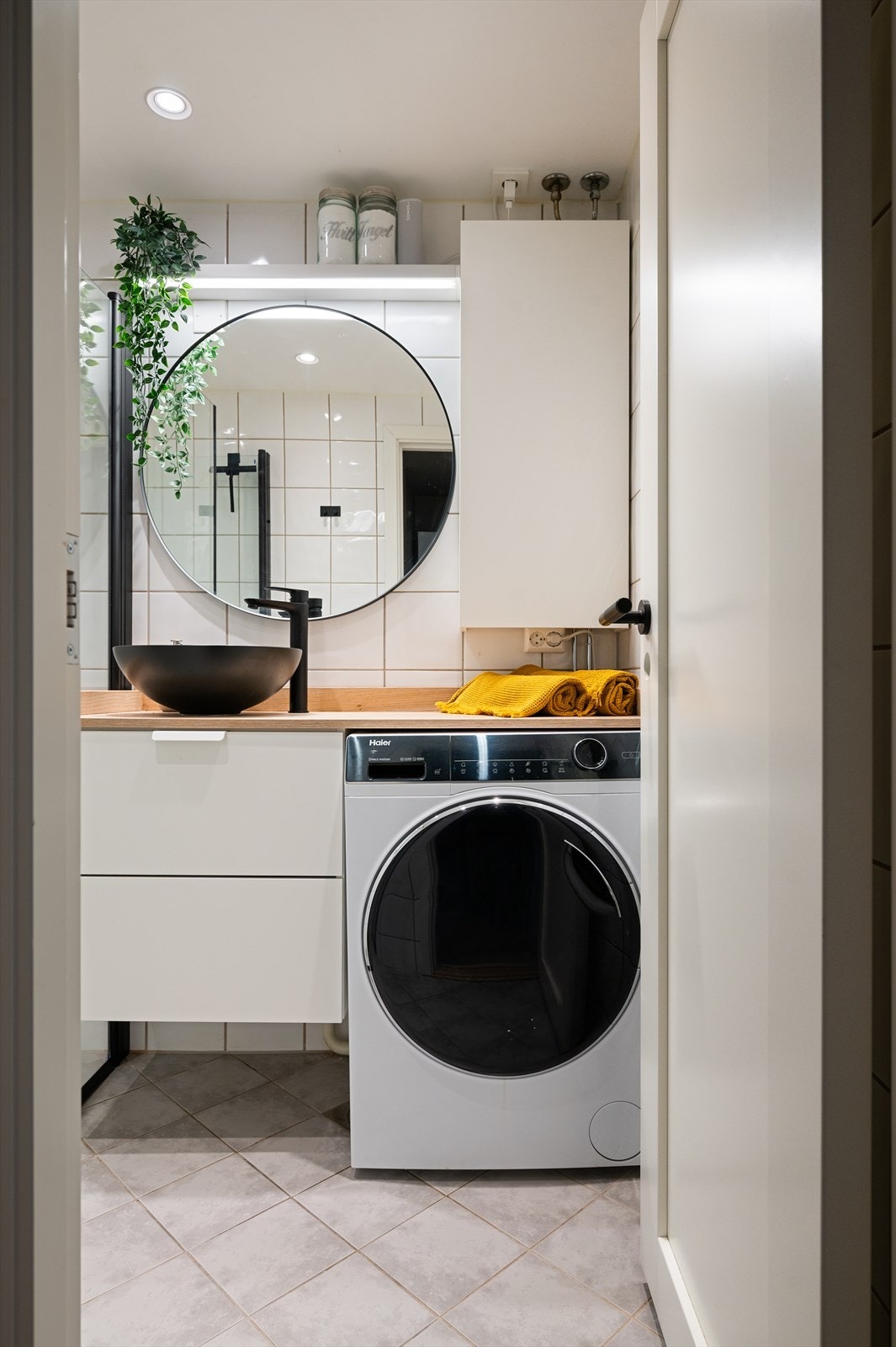 Pent flislagt bad og toalettrom tatt i regi av borettslaget i 2009 med innredning, dusj og dusjnisje ble byttet ut i 2024. Galleribilde