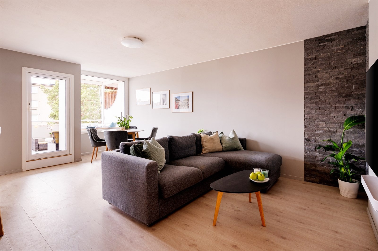 I hjørne av stuen er det en pipeløp for etablering av peis. Galleribilde