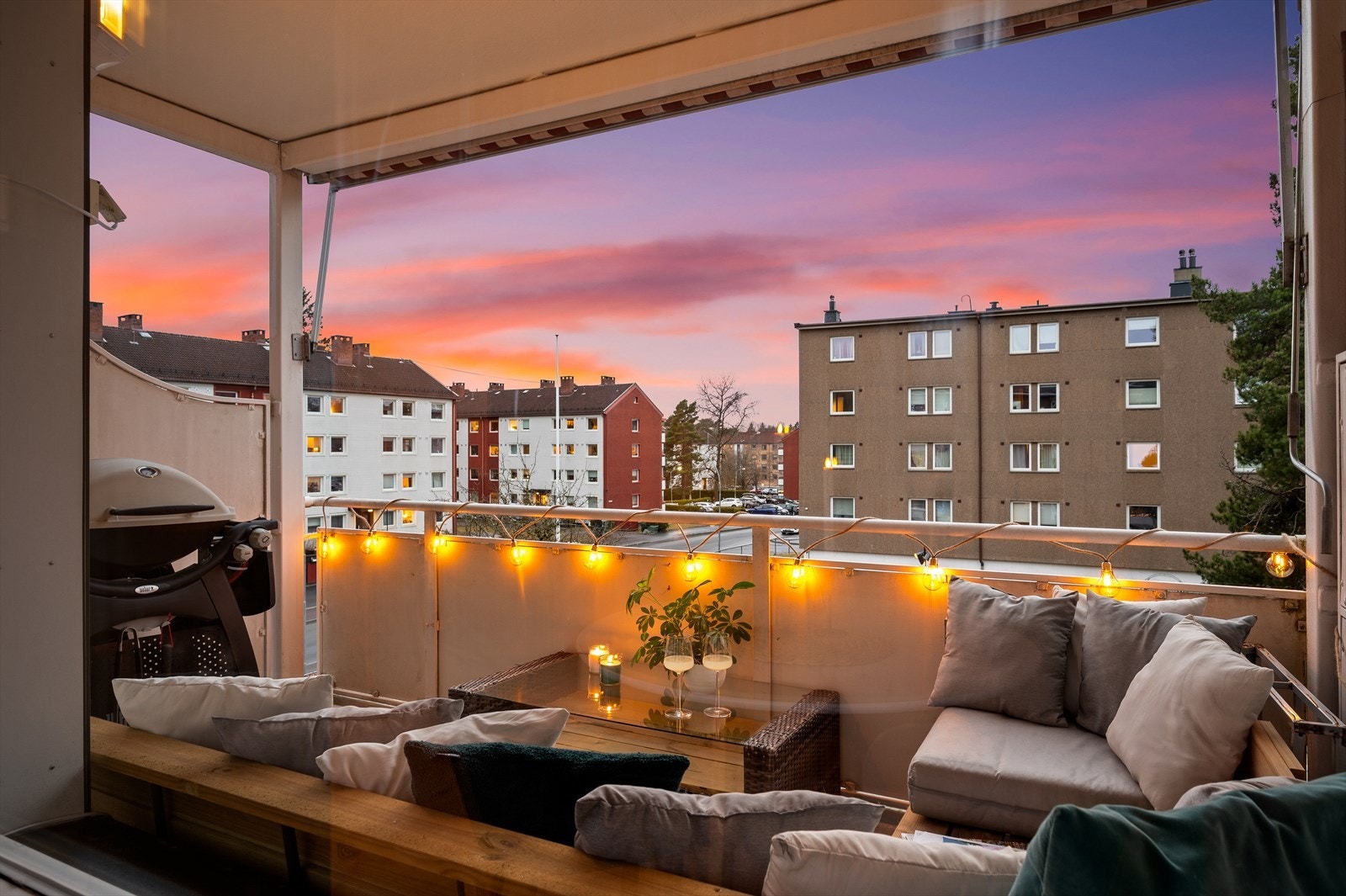 God plass til sittegruppe, grill og beplantning hvor hyggelige sommerdager kan nytes i godt selskap. Galleribilde