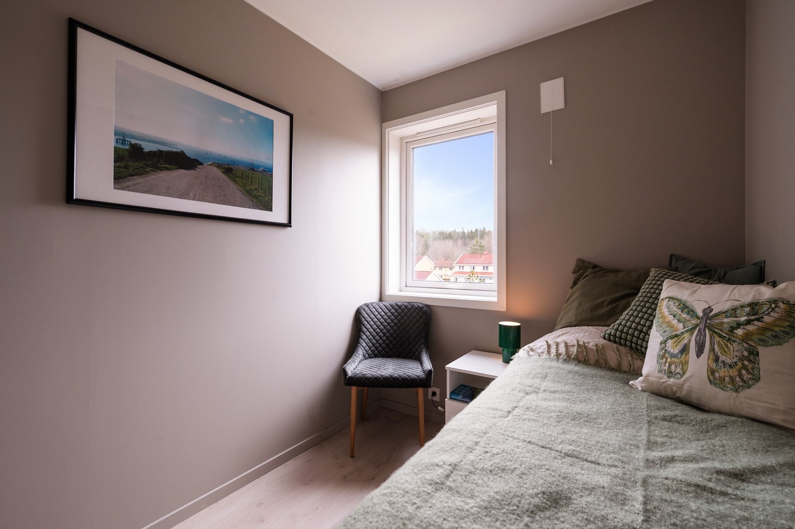 De to andre soverommene er også av god størrelse og har plass til seng med tilhørende møblement. Galleribilde