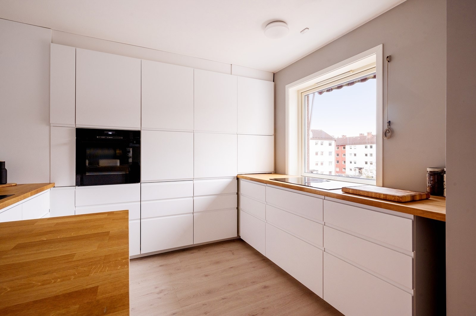 Rikelig med benkeplass og innredningen tilbyr godt med lagringsløsninger gjennom mange skap og skuffer. Her kan man kose seg under matlagingen, perfekt for hobbykokken. Galleribilde