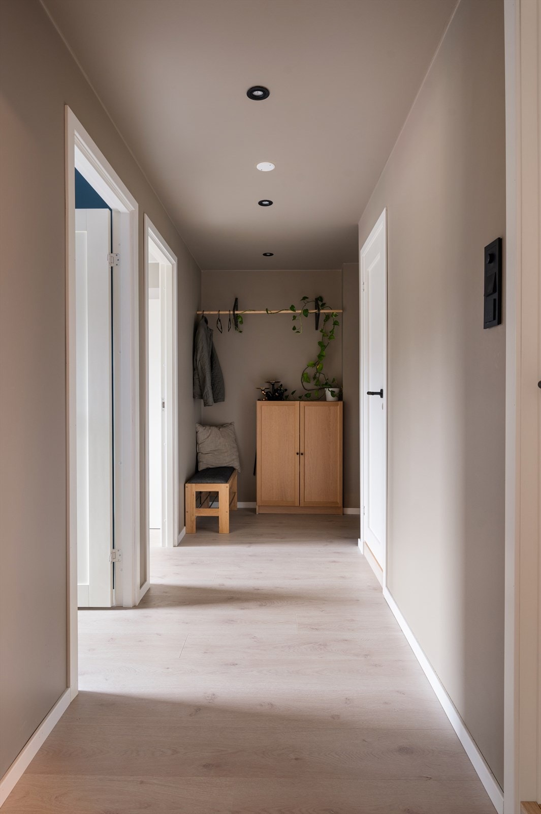 Leiligheten har lys og romslig entré med god plass til å henge fra seg ytterklær. Leiligheten er tilknyttet felles callinganlegg og sikringsskap med automatsikringer er plassert i felles gang. Galleribilde