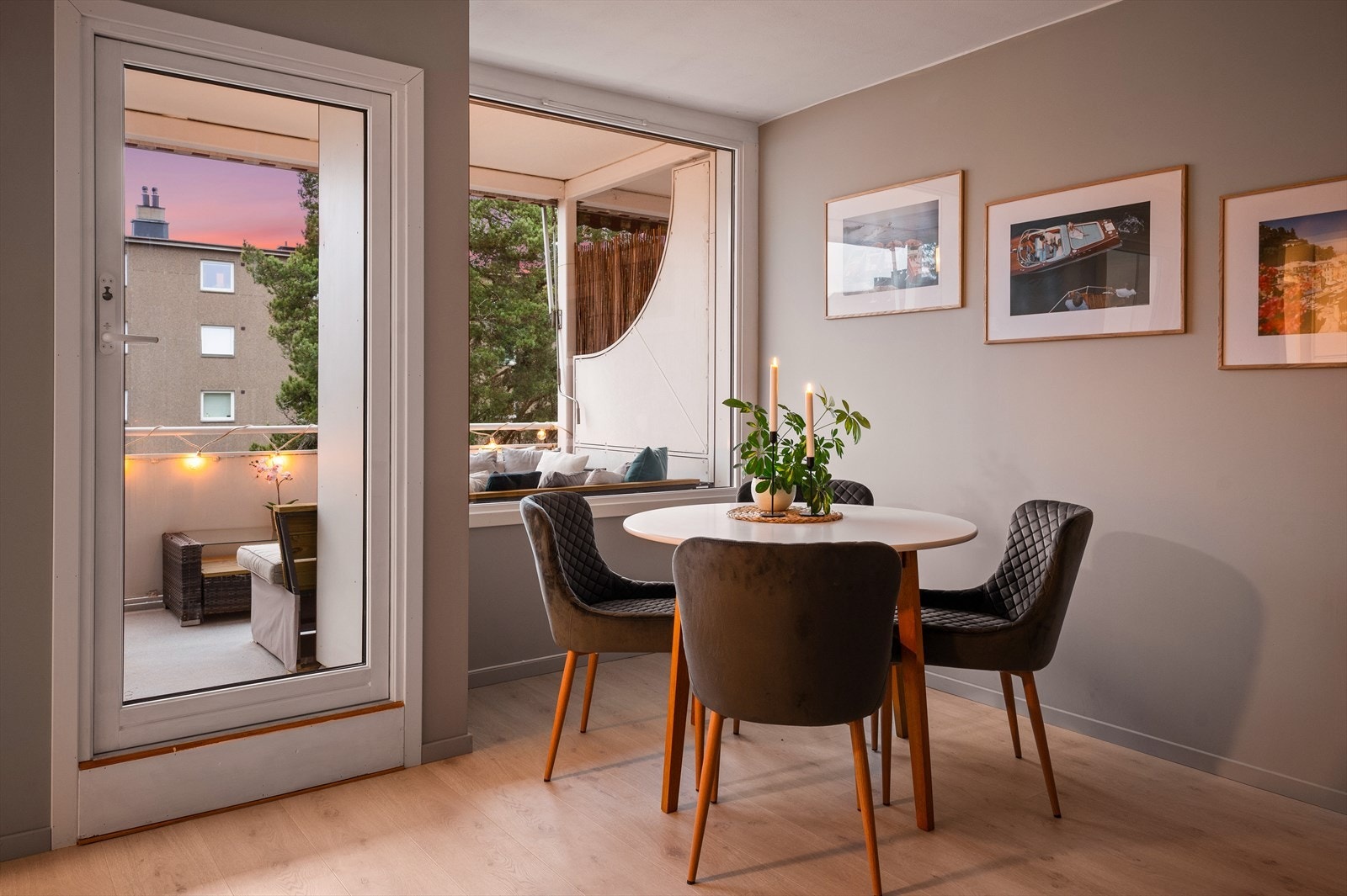 Lys og hyggelig stue med store vindusflater som bidrar til en luftig og god atmosfære i rommet. Galleribilde