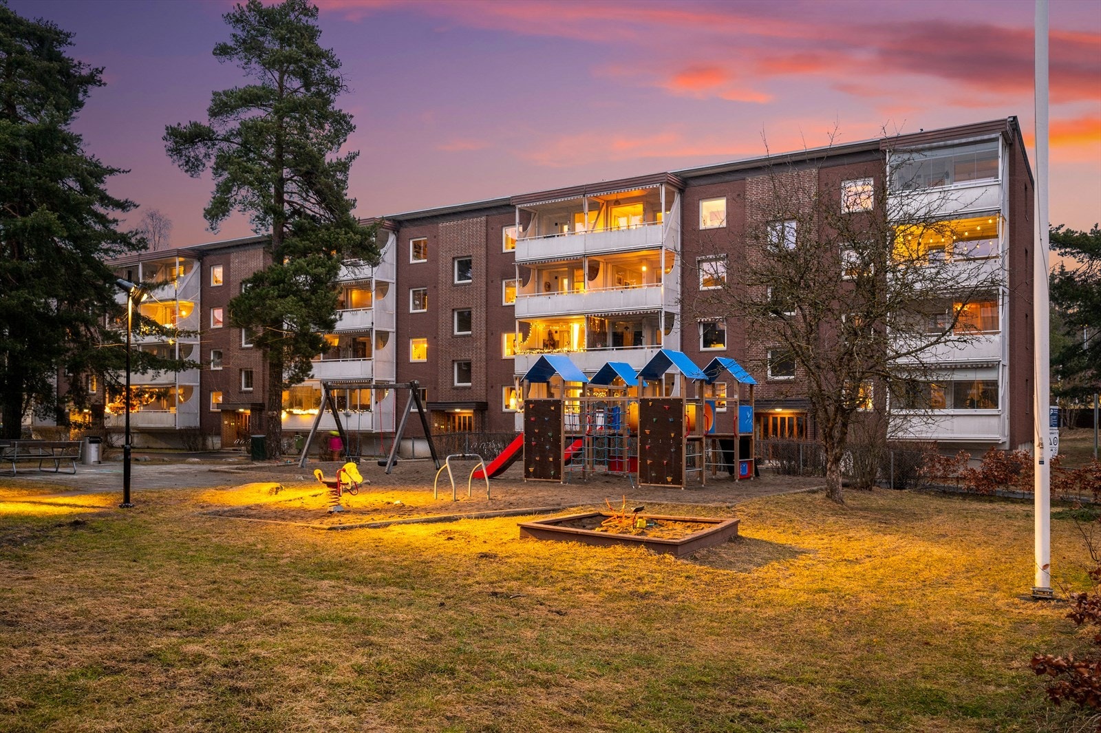 Borettslagets tomt fremstår som ryddig og pent opparbeidet. Galleribilde