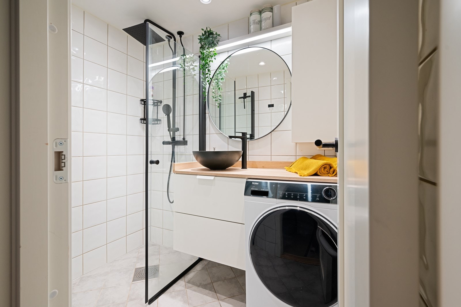 På badet er det begagelig gulvvarme og godt med oppbevaring i innredning, samt opplegg for vaskemaskin. Galleribilde