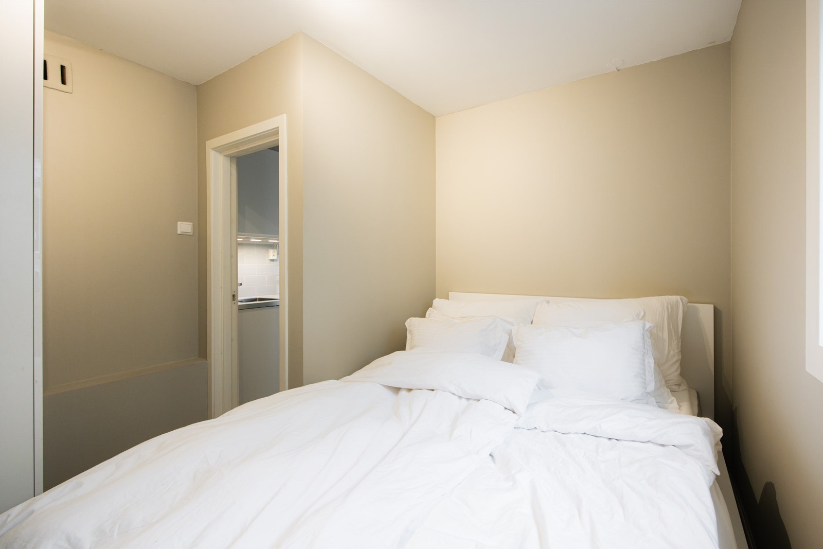 På soverommet er det plass til både dobbeltseng (1.60 m) og garderobeskap. Galleribilde