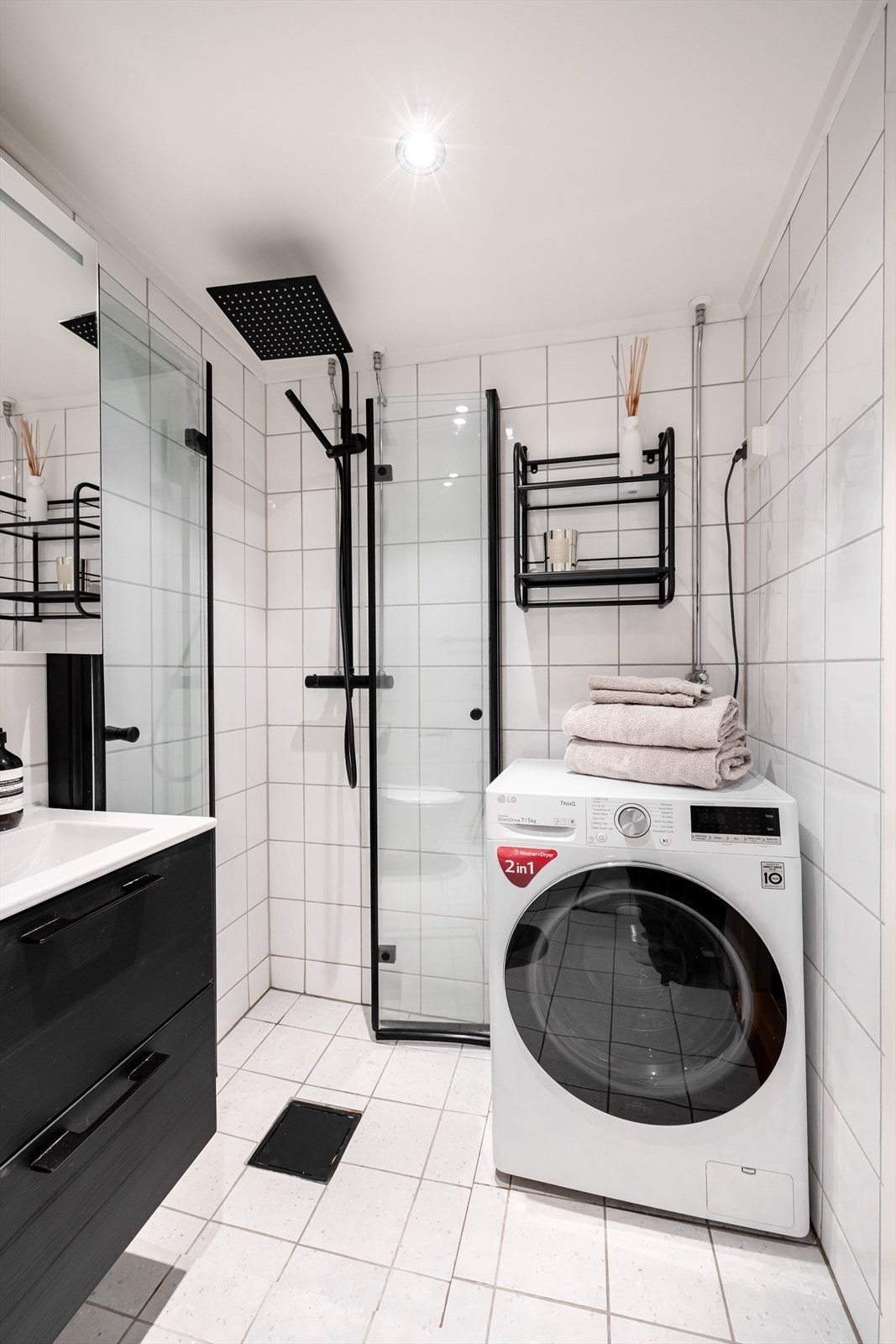 følge selger ble badet oppgradert med nye varmekabler, gulvfliser og inventar med sorte armaturer i 2020 av tidligere eier. Galleribilde