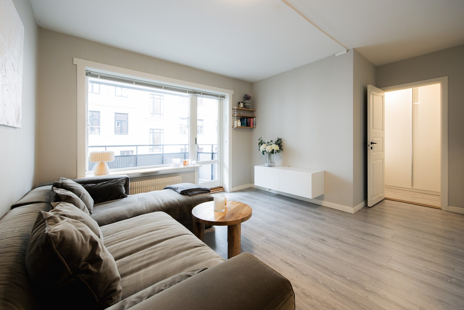 Et sosialt oppholdsrom med plass til både sofa, tv-benk og spisebord. Galleribilde